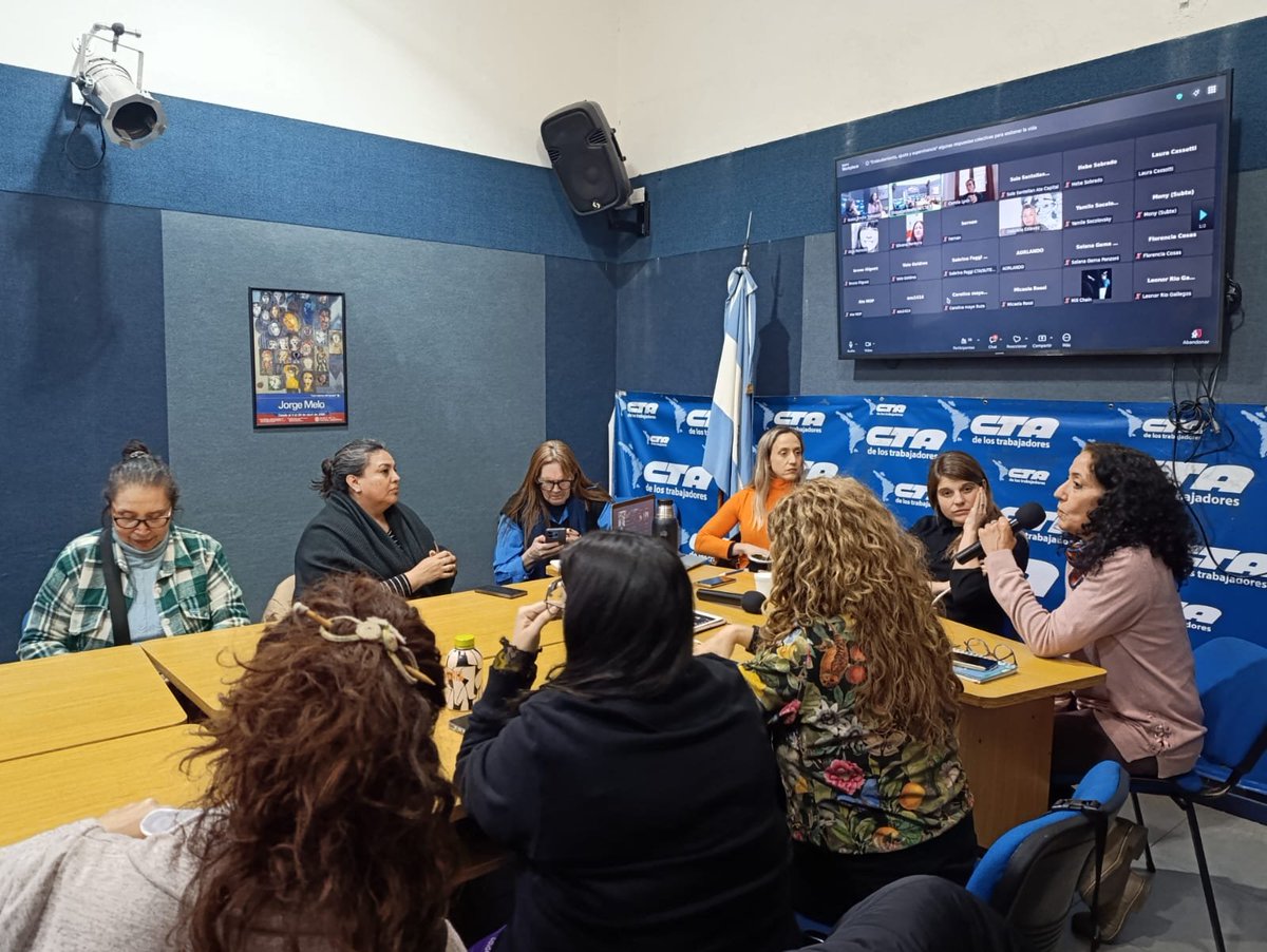 CTAok's tweet photo. 👥 CHARLA SOBRE ENDEUDAMIENTO, AJUSTE Y SUPERVIVENCIA

Las Secretarías de Género y Diversidad de la CTA Autónoma y la CTA de lxs Trabajadorxs realizaron un segundo encuentro del Ciclo de Conversatorios ‘Taty Almeida’, sobre ‘Endeudamiento, Ajuste y Supervivencia, algunas respuestas colectivas para sostener la vida’. 

La actividad contó con la participación de Mercedes D’Alesandro, economista y escritora; Delfina Rossi, economista y docente; Gabriela Estévez, diputada nacional de Unión por la Patria, y Emilia Trabuco, directora del portal de noticias de América Latina y el Caribe NODAL.

✍🏼 Informe completo: https://t.co/rCtmTXeMbS