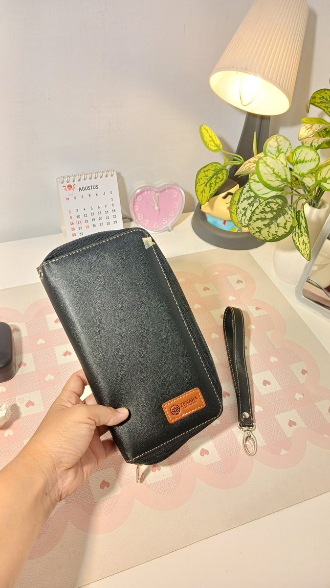 chaeLicious's tweet photo. In this economy klo gak nabung emas kayaknya kureeng deh. Harus bener² melek investasi makanya nyicil dulu beli dompetnya dulu ada 60 sekat logam mulia. Bismillah pasti bisa

Belinya disini : https://t.co/c5spb8vUex https://t.co/vWp2VhpoaY