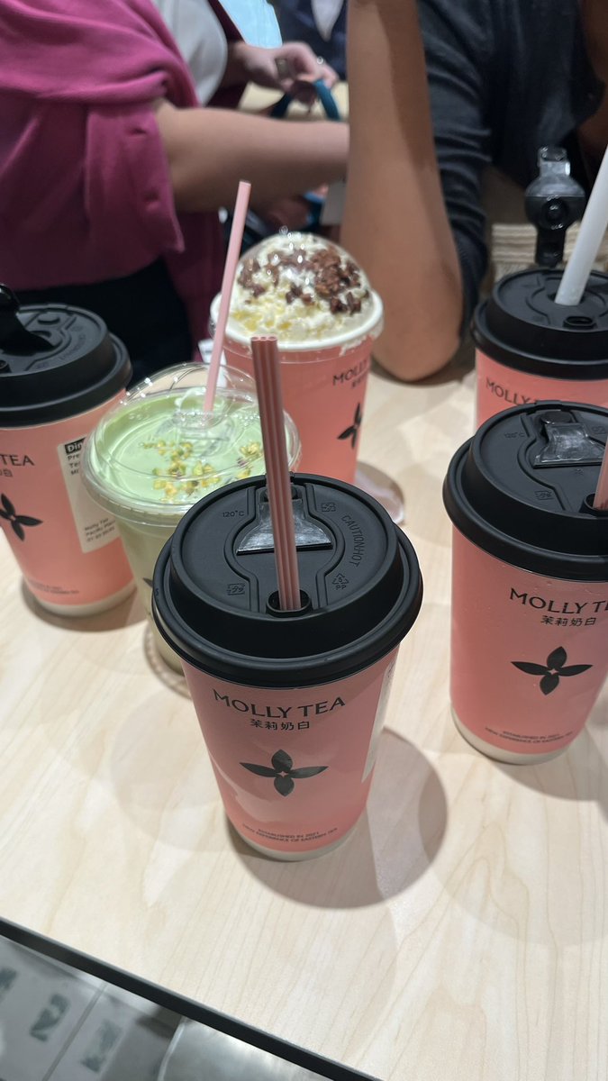 bloblobs's tweet photo. Mam kaijin dan ngemolly tea sama my work matesss, alhamdulillah minimal temen kerja asik walau kerjaan hmmmmmm hmmm hmmm 🫶🏻😌 https://t.co/BeQRAl4nFI