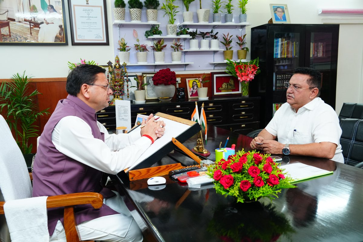 OfficeofDhami's tweet photo. माननीय मुख्यमंत्री श्री @pushkardhami जी से सचिवालय में नगर निगम, काशीपुर के माननीय मेयर श्री @TheDeepakBali जी ने भेंट की। https://t.co/SnvL3Xbg2s