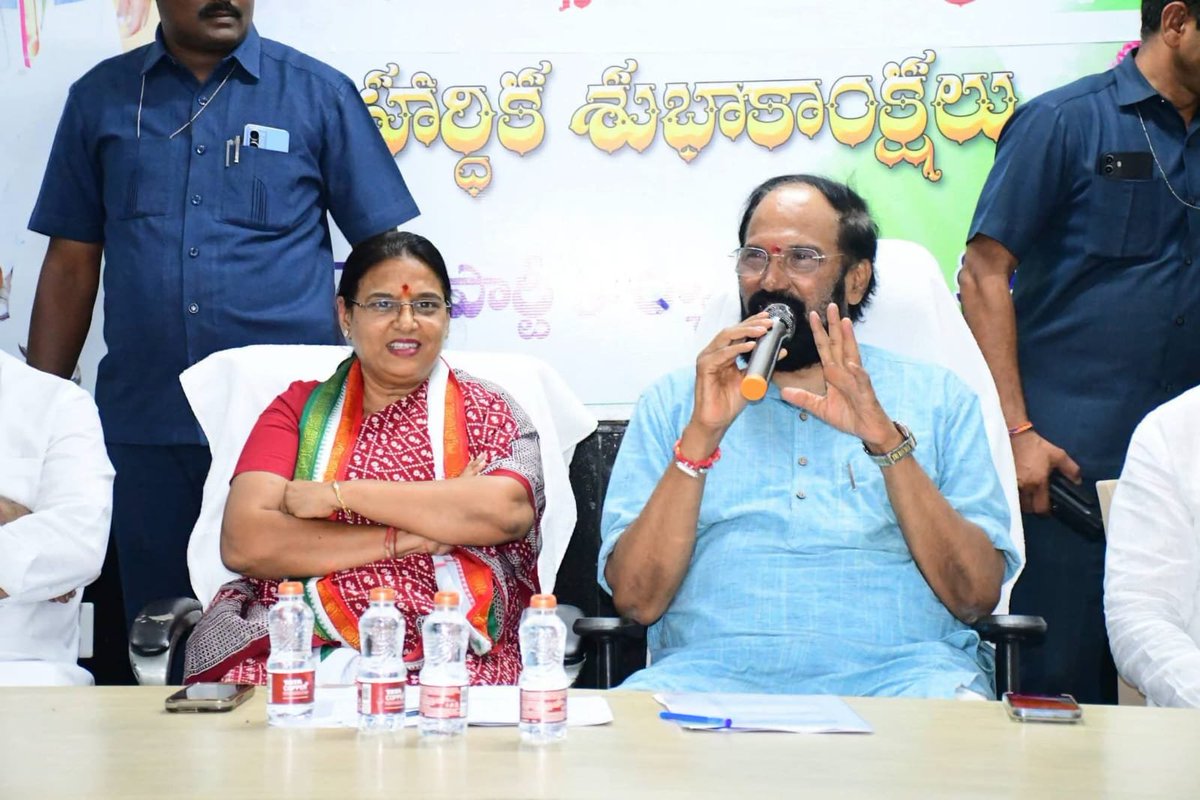 UttamINC's tweet photo. ఈరోజు కోదాడ కాంగ్రెస్ పార్టీ కార్యాలయం లో కోదాడ నియోజక వర్గ BLA లతో sir కార్యక్రమం (ఓటరు జాబితా సవరణ పై ) మంత్రి ఉత్తమ్ కుమార్ రెడ్డి గారు & కోదాడ ఎమ్మెల్యే పద్మావతి రెడ్డి గారు సమీక్షా సమావేశం నిర్వహించారు.

ఈ సందర్బంగా బూత్ ల వారీగా  SIR కార్యక్రమం పురోగతి ని అడిగి తెలుసుకున్నారు. 

అదే విధంగా  సోషల్ మీడియా ను ప్రతి ఒక్కరు విధిగా ఫాలో కావాలని, నియోజక వర్గంలో జరుగుతున్న అభివృద్ధి పనులను విస్తృతంగా ప్రచారం చేయాలని సోషల్ మీడియా కోఆర్డినేటర్ల ను కోరారు.

ఫేస్ బుక్ లో రికార్డ్ స్థాయిలో ఫాలోవర్స్ ఉన్నారని, అదేవిధంగా ఇన్ స్ట్రా,ట్విట్టర్ ల లో కూడా నాయకులు, కార్యకర్తలు, ప్రజా పతినిధులు ప్రతి ఒక్కరు విధిగా ఫాలో కావాలని కోరారు.

ఈ కార్యక్రమం లో PCC /DCC నాయకులు, బ్లాక్ /మండల /పట్టణ అధ్యక్షులు, ప్రజా ప్రతినిధులు, BLA లు, సోషల్ మీడియా కోఆర్డినేటర్స్ తదితరులు పాల్గొన్నారు