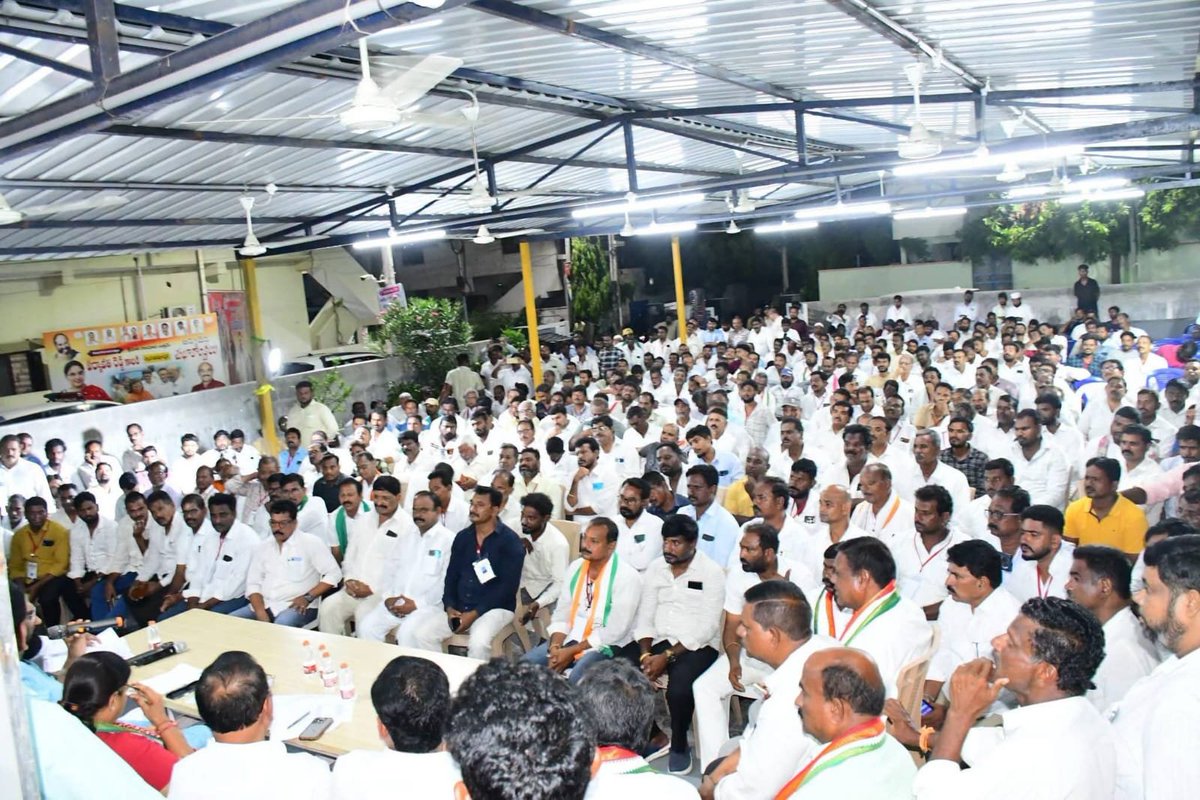 UttamINC's tweet photo. ఈరోజు కోదాడ కాంగ్రెస్ పార్టీ కార్యాలయం లో కోదాడ నియోజక వర్గ BLA లతో sir కార్యక్రమం (ఓటరు జాబితా సవరణ పై ) మంత్రి ఉత్తమ్ కుమార్ రెడ్డి గారు & కోదాడ ఎమ్మెల్యే పద్మావతి రెడ్డి గారు సమీక్షా సమావేశం నిర్వహించారు.

ఈ సందర్బంగా బూత్ ల వారీగా  SIR కార్యక్రమం పురోగతి ని అడిగి తెలుసుకున్నారు. 

అదే విధంగా  సోషల్ మీడియా ను ప్రతి ఒక్కరు విధిగా ఫాలో కావాలని, నియోజక వర్గంలో జరుగుతున్న అభివృద్ధి పనులను విస్తృతంగా ప్రచారం చేయాలని సోషల్ మీడియా కోఆర్డినేటర్ల ను కోరారు.

ఫేస్ బుక్ లో రికార్డ్ స్థాయిలో ఫాలోవర్స్ ఉన్నారని, అదేవిధంగా ఇన్ స్ట్రా,ట్విట్టర్ ల లో కూడా నాయకులు, కార్యకర్తలు, ప్రజా పతినిధులు ప్రతి ఒక్కరు విధిగా ఫాలో కావాలని కోరారు.

ఈ కార్యక్రమం లో PCC /DCC నాయకులు, బ్లాక్ /మండల /పట్టణ అధ్యక్షులు, ప్రజా ప్రతినిధులు, BLA లు, సోషల్ మీడియా కోఆర్డినేటర్స్ తదితరులు పాల్గొన్నారు
