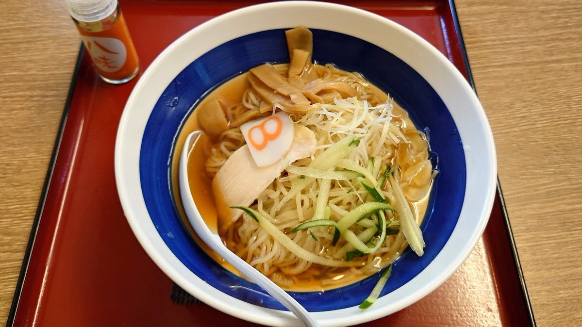 act_chosa's tweet photo. 先日のラーメン事情🍜
超暑いなか、七尾市方面での業務。
食べ物屋も少ない中で見つけたお初の8番らーめん❣
丁度良いタイミングの新メニュー😋
冷んやり和だしらーめん😍
丼を見ると熱そうだが、実は冷たい!!
汗っかきの私には最高❣
#８番らーめん　#ひんやり和だしらーめん https://t.co/FMD4Okl54Q