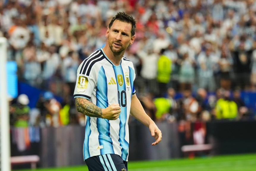 latief208's tweet photo. Um dia vou dizer aos mais novos que este homem era tão bom, a ponto de ter colocado uma nação inteira convencida que estava tudo corrompido para ele ganhar.

Mundiais, campeonatos, bolas de ouro, botas de ouro, e que corrompeu um sistema inteiro.
Quer a nível de clubes/seleções. https://t.co/h7qFkchm2Y