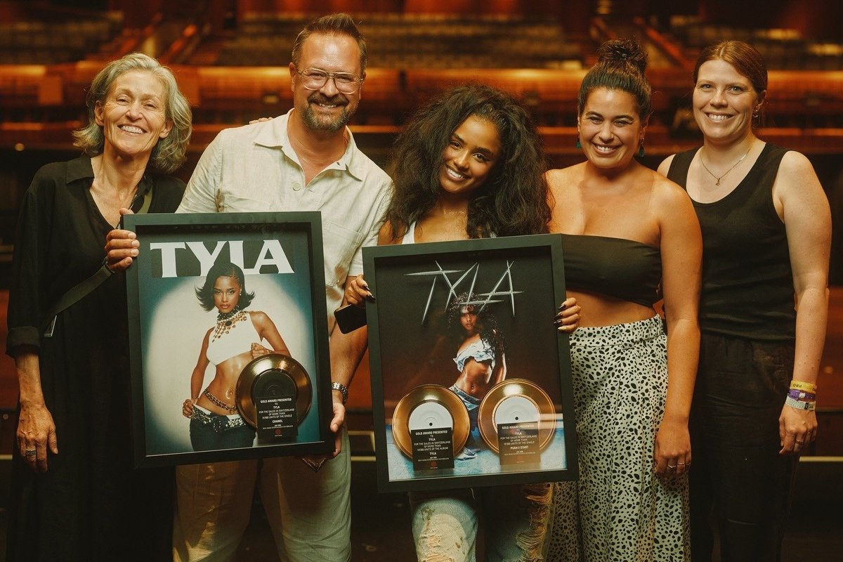 Tyger001_'s tweet photo. 🇨🇭 Achievement Unlocked

Tyla has been awarded three Gold Certifications in Switzerland, presented by Sony Music Switzerland during her visit to the Montreux Jazz Festival.

🏆 TYLA (Album)
🏆 PUSH 2 START
🏆 CHANEL

Another impressive milestone for the African Pop star. ✨ https://t.co/6Xez89FDBJ