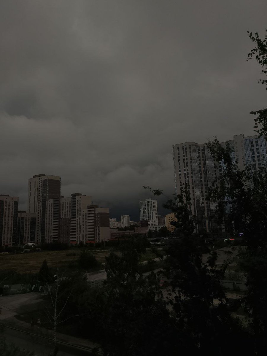 miiiiighty's tweet photo. я знаю как вы все любите дождь и все что с ним связано, поэтому ловите фотки до грозы и после. пишу кстати это все под звуки ливня https://t.co/ySOPLU2Qms