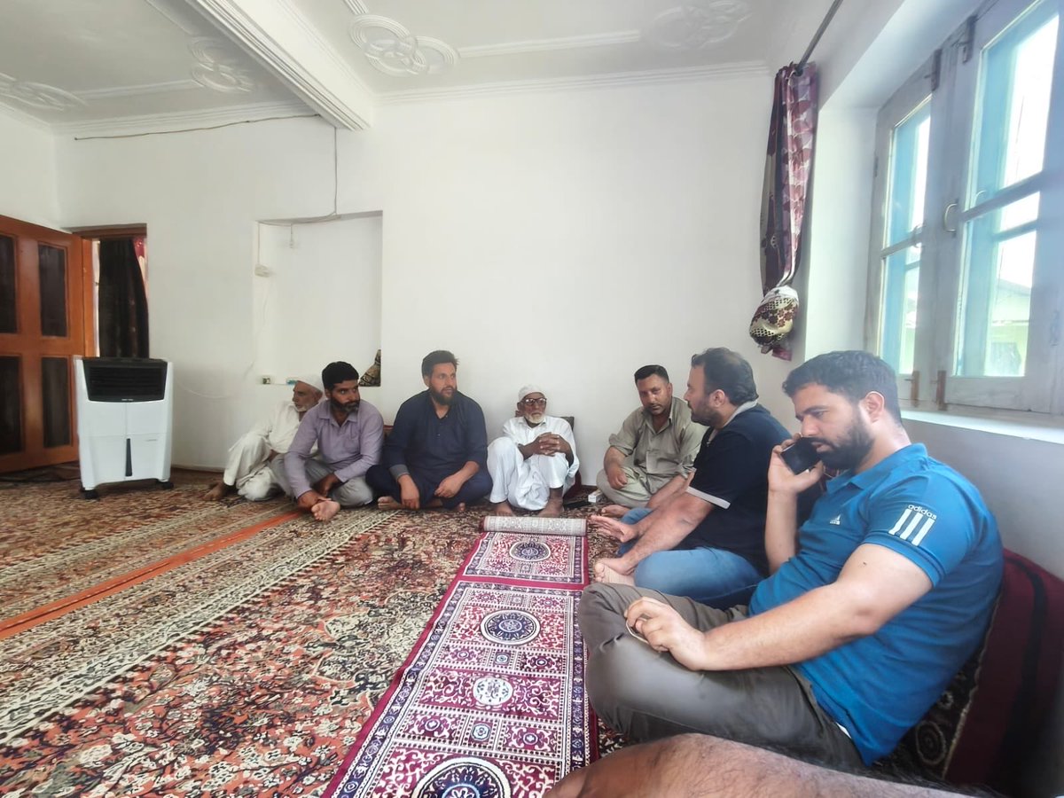 ICARKVKBARAMULA's tweet photo. Evening Training Cum discussion programme  with almost 40 farmers from Bongund Baramulla conducted by Dr S N kirmani and Dr Sajad Ahmed Sheikh. Along with Shri Reyaz Mir.
@atari1icar @icarindia @AgriGoI @OfficeofSSC @PMOIndia #ICAR #atari1icar https://t.co/UXpJotmWJ0