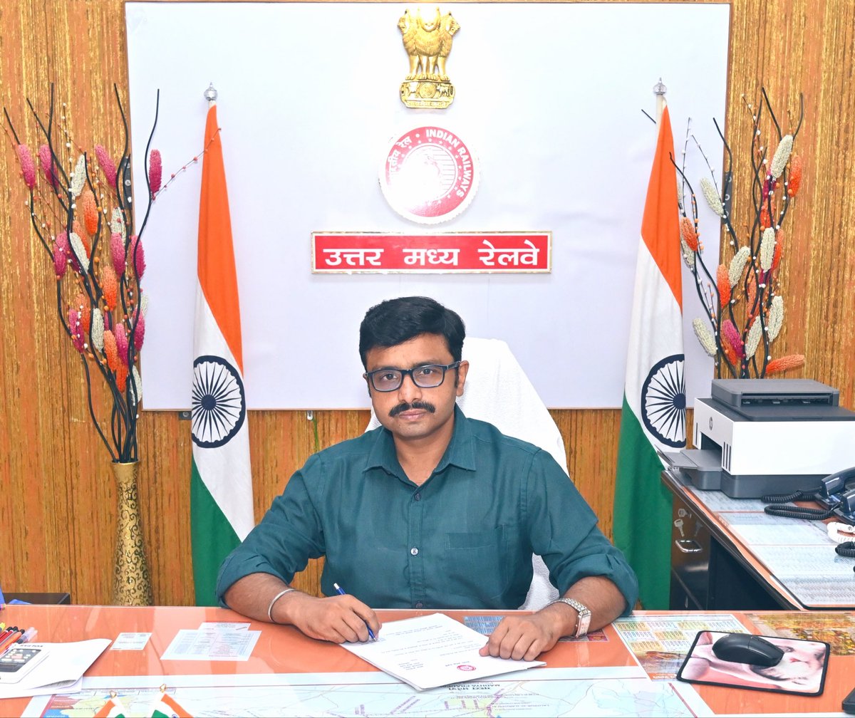 RailSamachar's tweet photo. डॉ शिवम शर्मा ने आज @CPRONCR का पदभार ग्रहण कर लिया
डॉ शर्मा इससे पहले SrDOM/PRYJ के पद पर कार्यरत थे। #CPRO के रूप में यह उनकी दूसरी पोस्टिंग है। 2021-22 में भी वह इस पद पर रहे।
निवर्तमान CPRO शशिकांत त्रिपाठी को CTPM में पदोन्नति पर मुख्यालय में पदस्थ किया गया है। @GMNCR1 https://t.co/BtZoxq3txL
