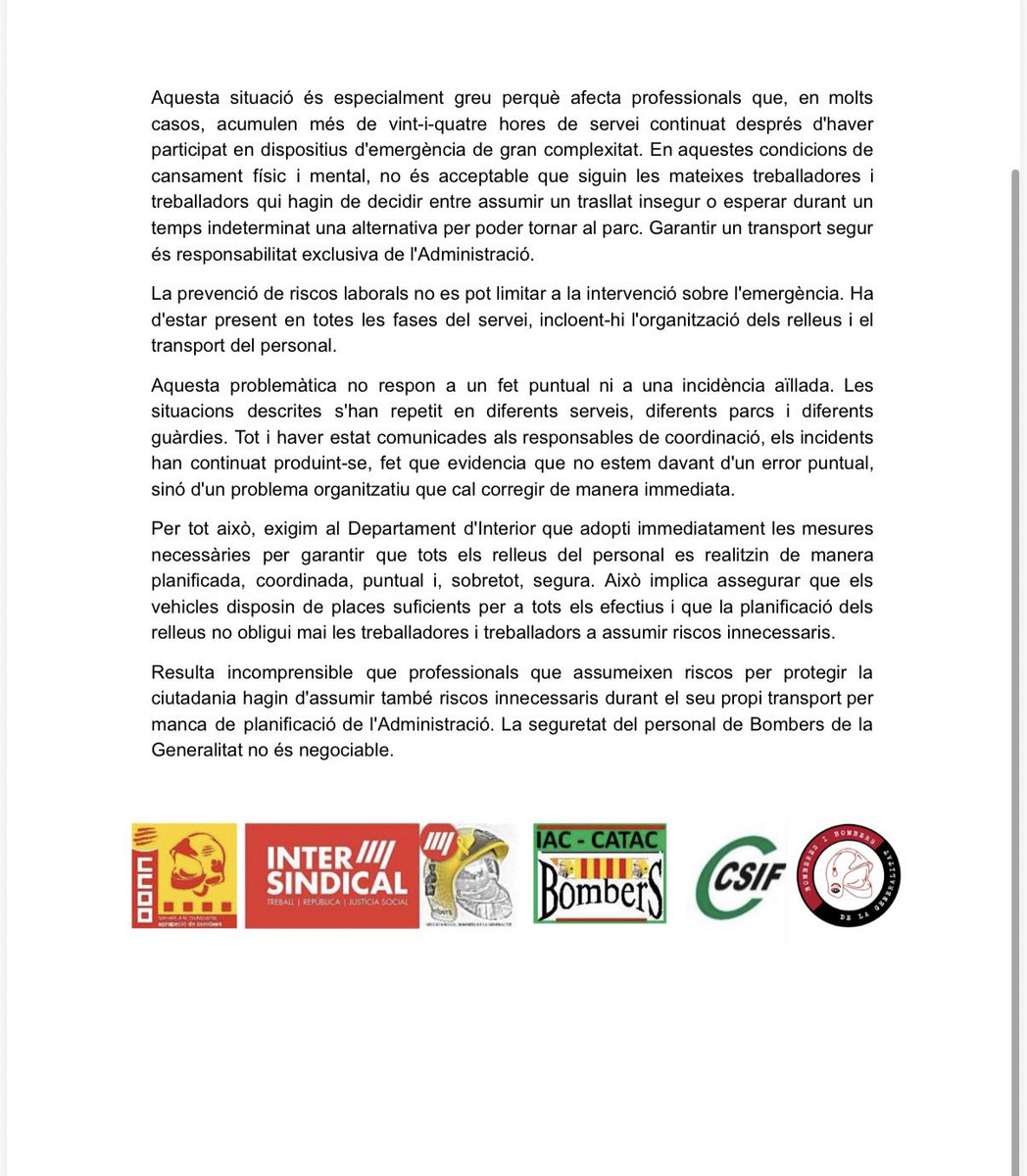 punsix's tweet photo. Els sindicats de @bomberscat denuncien que els efectius que aquests dies estan treballant intensament en els incendis que hi ha a Catalunya han de fer sovint els relleus amb vehicles que no tenen prou seients i han de col·locar-ne de provisionals sense clavar a terra o han d’anar anxovats a l’espai on guarden el material. Reclamen a @interiorcat que posi mesures urgents per planificació els relleus i el transport dels bombers.