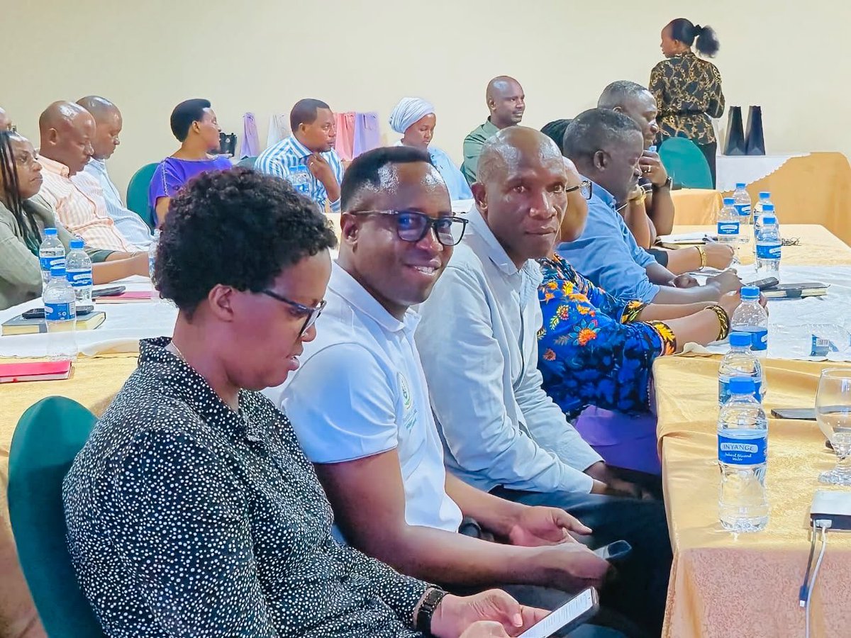 Gasabo_District's tweet photo. Uyu munsi, Umuyobozi Nshingwabikorwa w'Akarere yahagarariye umuhango wo gusinya amasezerano y'imikoranire hagati ya #JADF na #PSF Gasabo . 

Uyu muhango witabiriwe n'inzego z'Umutekano n'abanyamabanga Nshingwabikorwa b'imirenge. https://t.co/v1WHRXgpRd