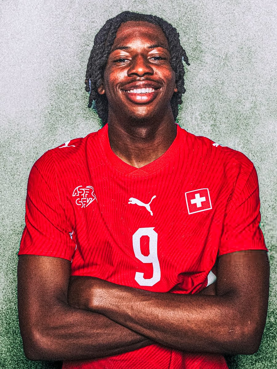 dataref_ar's tweet photo. ❌🇨🇭 JOHAN MANZAMBI, una de las principales FIGURAS de la Selección de Suiza, está DESCARTADO para el partido ante la Selección Argentina por lesión en su rodilla izquierda.

📊 Así estaba siendo su rendimiento en la Copa del Mundo 2026:

⚽️⚽️ DOBLETE vs. Bosnia y Herzegovina.
⚽️🅰️ GOL y ASISTENCIA vs. Canadá.
🅰️ ASISTENCIA vs. Argelia.

🌐 Todos los registros estadísticos EN VIVO están en https://t.co/hmQtYejtAi.