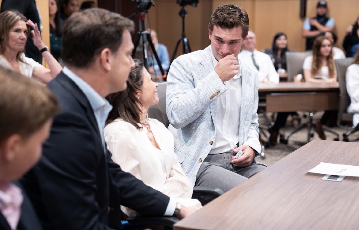 mickakers's tweet photo. Raiders rookie QB Fernando Mendoza &amp; his family donated $500K to the University of Miami Miller School of Medicine, supporting multiple sclerosis research via the Mendoza Family Fund. Brings the total Mendoza family commitment to $940K. #vegas #raidernation 📸 National MS Society https://t.co/BhnjC0UHeV