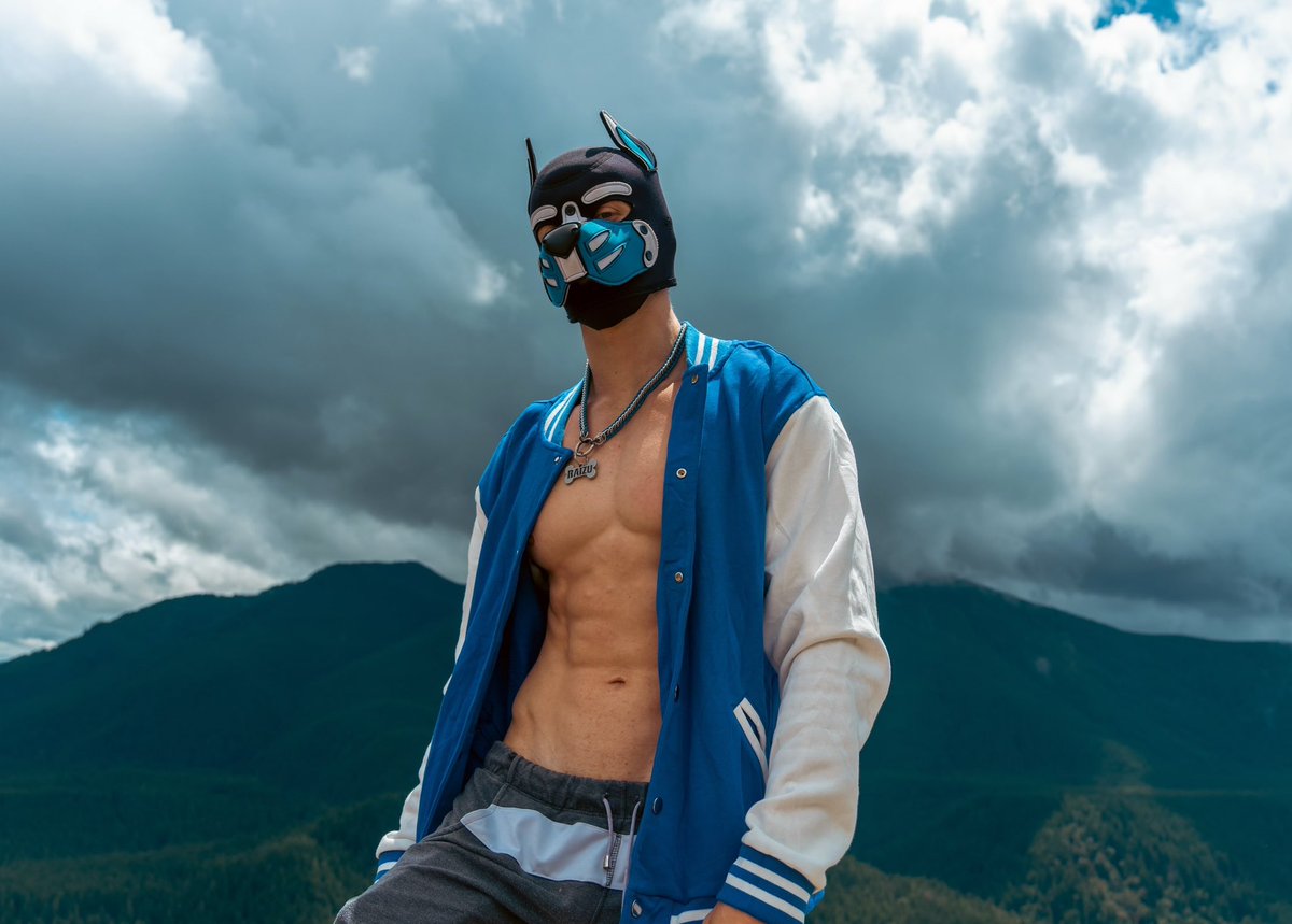 RaizuTheFox's tweet photo. This dog is on top of the world 🏔️🐕 https://t.co/FrXPhLEQ31