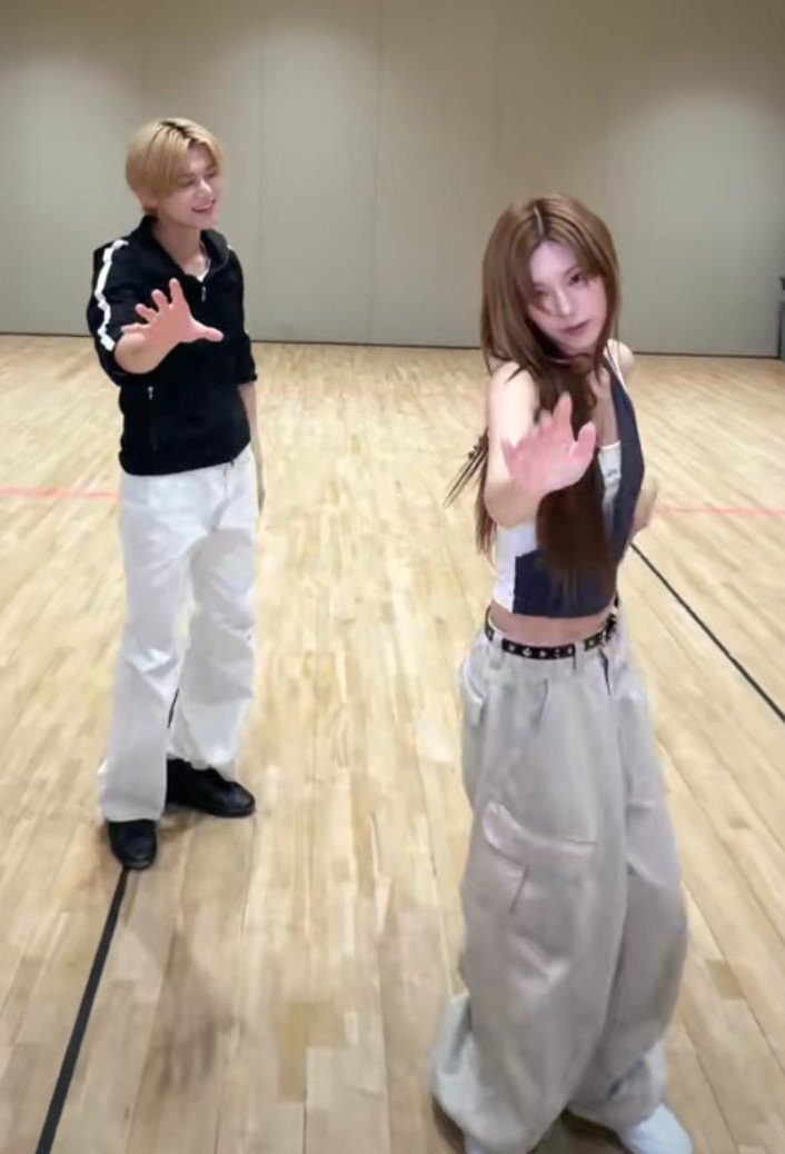 jynmndzz's tweet photo. The way yeonjun looks at yeji... AND THAT DAMN SMILE ON HIM ASGSHANAJGHS BISA GILA GUE😭😭😭 https://t.co/WU9oMeMXVe