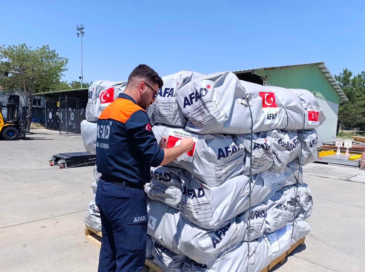 AFADBaskanlik's tweet photo. Venezuela’da meydana gelen depremlerin ardından Ülkemizin bölgeye yönelik insani yardım çalışmaları devam ediyor.
🇹🇷🇻🇪
25 Haziran 2026 tarihinde Venezuela’nın Yaracuy bölgesinde art arda meydana gelen 7,2 ve 7,5 büyüklüğündeki 2 depremin ardından, Cumhurbaşkanımız Sayın Recep Tayyip Erdoğan’ın talimatları doğrultusunda, AFAD Başkanlığımız koordinasyonunda, Venezuela’da yürütülen çalışmalara destek vermek ve ülkemizin yardım elini ihtiyaç sahiplerine ulaştırmak amacıyla yürütülen çalışmalar devam ediyor.

Bu kapsamda, Milli Savunma Bakanlığımıza ait 2 adet uçak ile bölgeye ihtiyaç duyulan insani yardım malzemeleri gönderildi. Kayseri’den yola çıkan uçaklar ile İçişleri Bakanlığı AFAD Başkanlığımız tarafından sağlanan 275 çadır ve Sağlık Bakanlığımız tarafından sağlanan 7 ton tıbbi malzeme olmak üzere toplam 30 ton insani yardım malzemesi Venezuela’ya götürüldü.

Bu vesileyle, depremlerden etkilenen dost Venezuela halkına bir kez daha geçmiş olsun dileklerimizi sunar; necip milletimizin yardım ve şefkat elini bölgeye ulaştırılması sürecine katkı sağlayan tüm kurum kuruluş ve ekiplerimize teşekkür ediyoruz.

🇹🇷 İnsanımız için ülkemizde,
🗺️ İnsanlık için sınırlarımızın ötesinde.

#AFAD