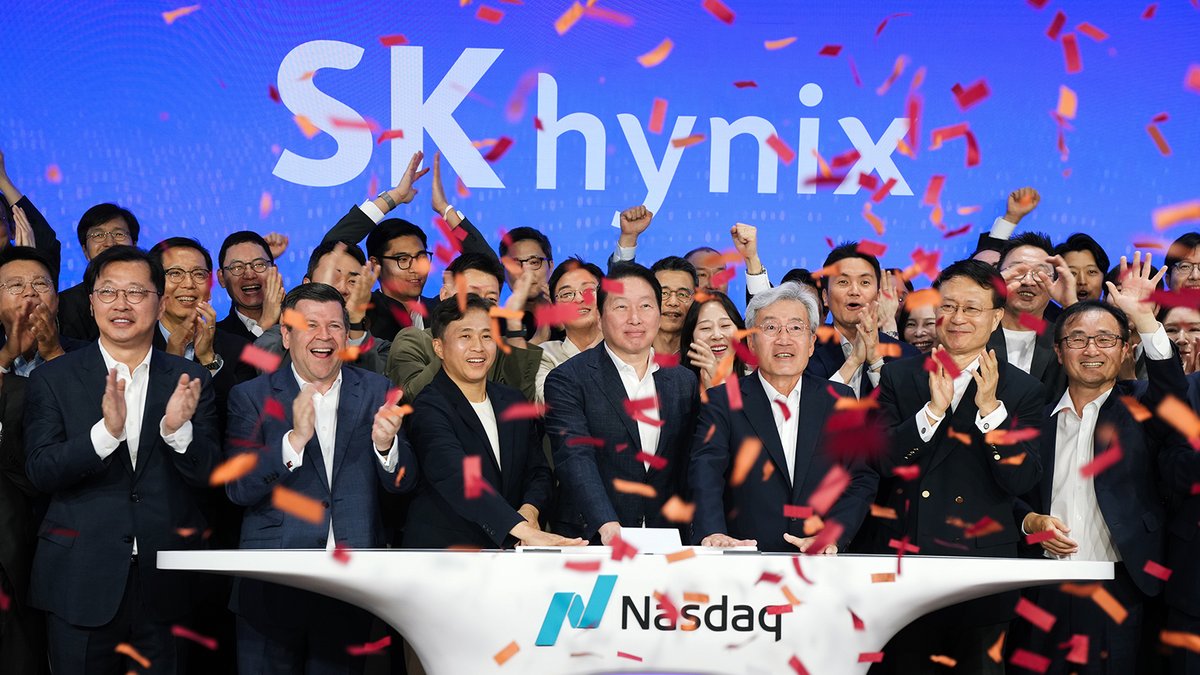 SKhynix's tweet photo. To celebrate its #NASDAQ ADR trading debut, @SKhynix brought its brand vision to Times Square.

From a cinematic brand film to anamorphic 3D #HBM visuals, discover the future of AI memory.

🔗 https://t.co/i9TZ0Jpfcu

#SKhynix #ADR #TimesSquare #AIMemory https://t.co/ZsPqgin7WB