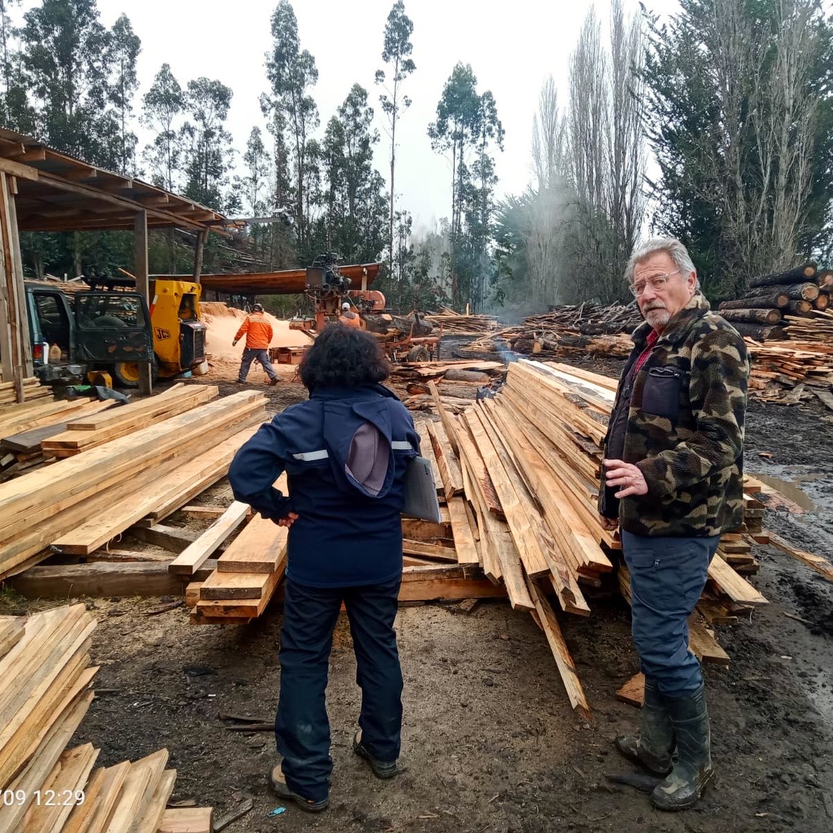 CONAFBiobio's tweet photo. Fiscalizadores de #Conaf, junto a personal de #OS5 de @CarabBioBio, inspeccionaron un centro de acopio de leña 🪵 en la comuna de #Hualqui.
La fiscalización permitió constatar el origen legal de la madera y verificar el cumplimiento de la normativa vigente. https://t.co/PHHnhIs5sM