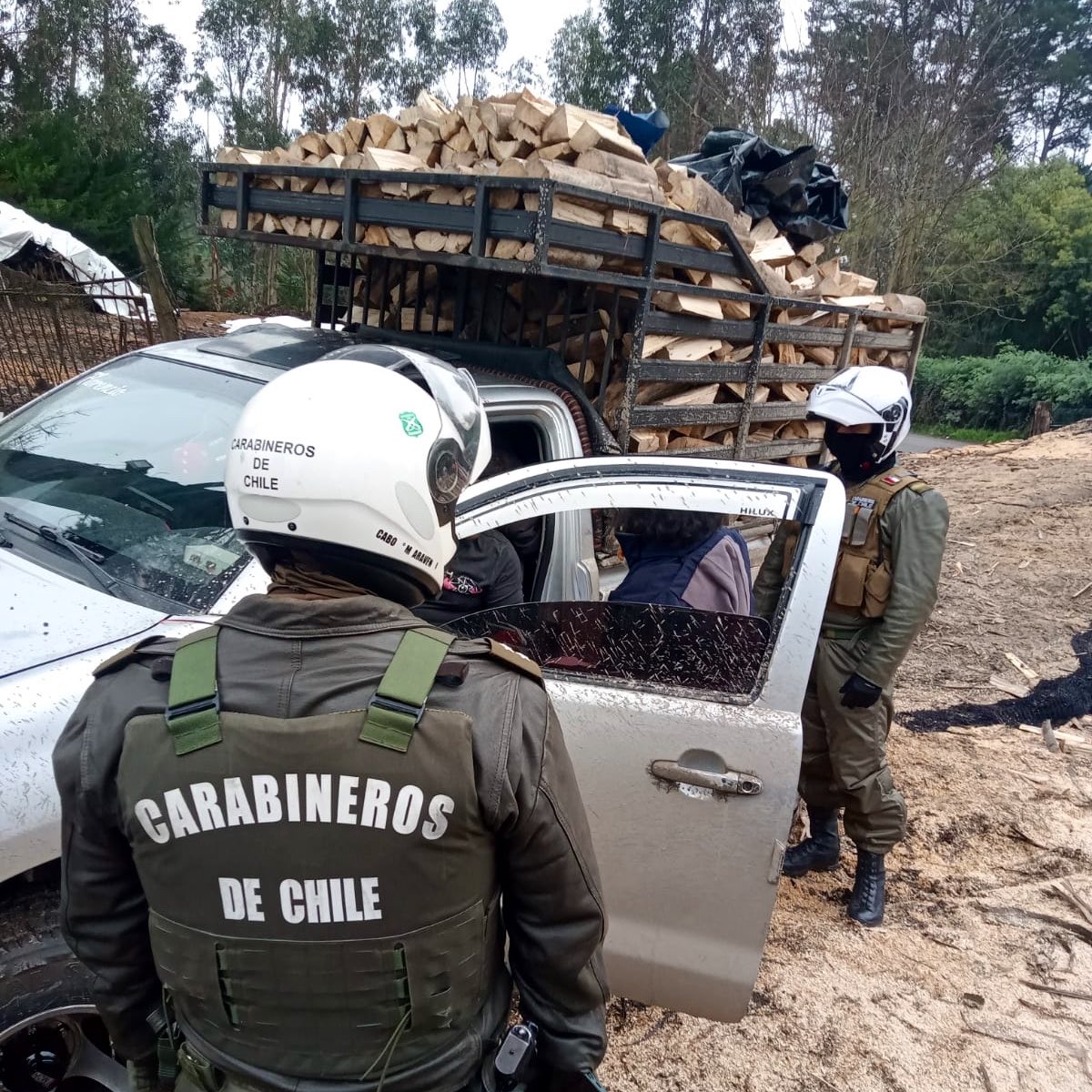 CONAFBiobio's tweet photo. Fiscalizadores de #Conaf, junto a personal de #OS5 de @CarabBioBio, inspeccionaron un centro de acopio de leña 🪵 en la comuna de #Hualqui.
La fiscalización permitió constatar el origen legal de la madera y verificar el cumplimiento de la normativa vigente. https://t.co/PHHnhIs5sM