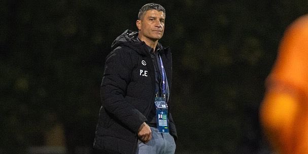 Caraca_Alex's tweet photo. Pedro Emanuel é o novo treinador do Vasco!

E quem falar que tá empolgado, tá mentindo!

Enfim, mas é um técnico que tenta adaptar a forma de jogar às características do elenco e tem uma prioridade na organização defensiva. 

As equipes tendem a ser compactas, normalmente em bloco médio ou baixo, e pouca exposição sem a bola.

Poucos passes, jogo vertical e busca rápida pelos lados do campo para explorar a velocidade dos pontas e abastecer o centroavante. É um estilo que pode favorecer Gómez e Adson.

E, com certeza, não será um Vasco de posse de bola dominante.

Enfim, não é um treinador de elite. Fez praticamente toda sua carreira de técnico no mundo árabe… mas pode ser uma boa aposta.

Resta torcer pra não ser um novo Álvaro Boina Pacheco. 

#Vasco #VascodaGama #PedroEmanuel #Mercadodabola