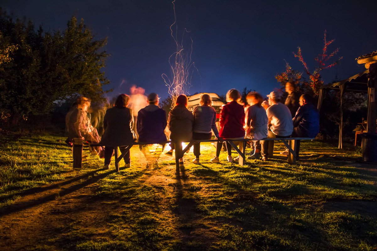 happifulhq's tweet photo. Join Katie Scott as she goes on the immersive musical experience Singing with Nightingales, and discovers how the folk revival is nurturing our wellbeing in wonderful ways 🐦

https://t.co/Me4gjs92Gn https://t.co/i5hRqJtQuY