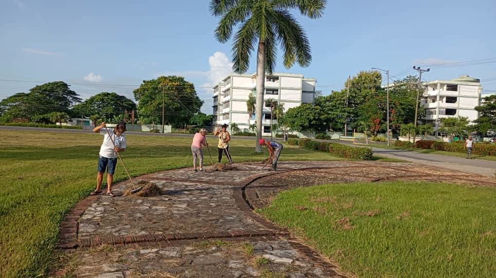 oficial_upr's tweet photo. Hacia el #26DeJulio, la Universidad de Pinar del Río (#UPR) intensifica las labores de limpieza y embellecimiento en saludo al Día de la Rebeldía Nacional, un reconocimiento al esfuerzo diario en la ciencia y el desarrollo. 🇨🇺✨
​#SomosUPR #OrgulloUPR #Cuba @CubaMES https://t.co/S9oft40gXq