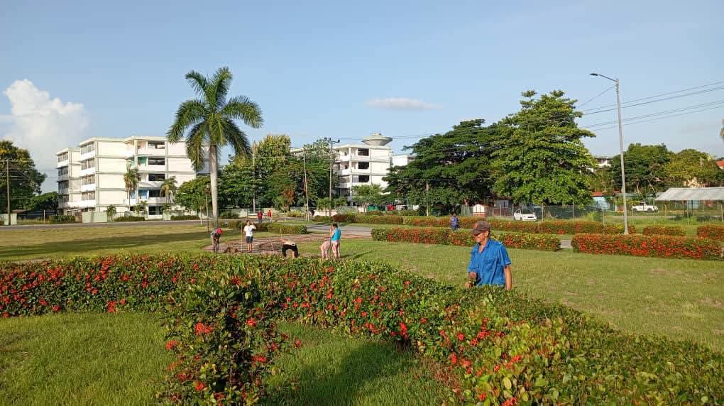 oficial_upr's tweet photo. Hacia el #26DeJulio, la Universidad de Pinar del Río (#UPR) intensifica las labores de limpieza y embellecimiento en saludo al Día de la Rebeldía Nacional, un reconocimiento al esfuerzo diario en la ciencia y el desarrollo. 🇨🇺✨
​#SomosUPR #OrgulloUPR #Cuba @CubaMES https://t.co/S9oft40gXq