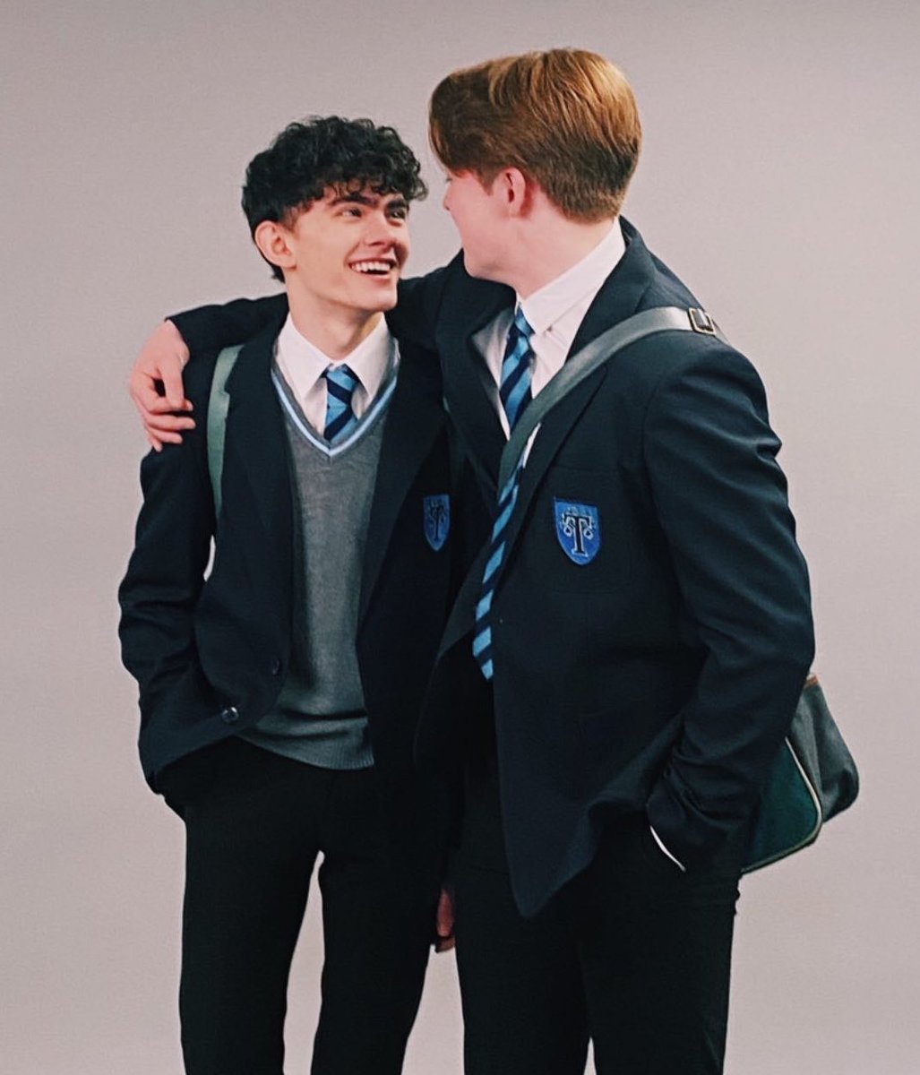heartstbrasil's tweet photo. 🍂 | Kit Connor e Joe Locke se perguntam se ainda estão em negação quanto ao fim da história.

“Essa turnê de divulgação é uma forma de enganar o cérebro e pensar: ‘Ah, então ainda não acabou’”, diz Connor. “Mas depois disso acho que a ficha vai cair, porque existe essa sensação de que tudo agora faz parte do passado.”

Ele faz uma pausa, ainda processando a ideia.

“É isso. As aulas terminaram.”