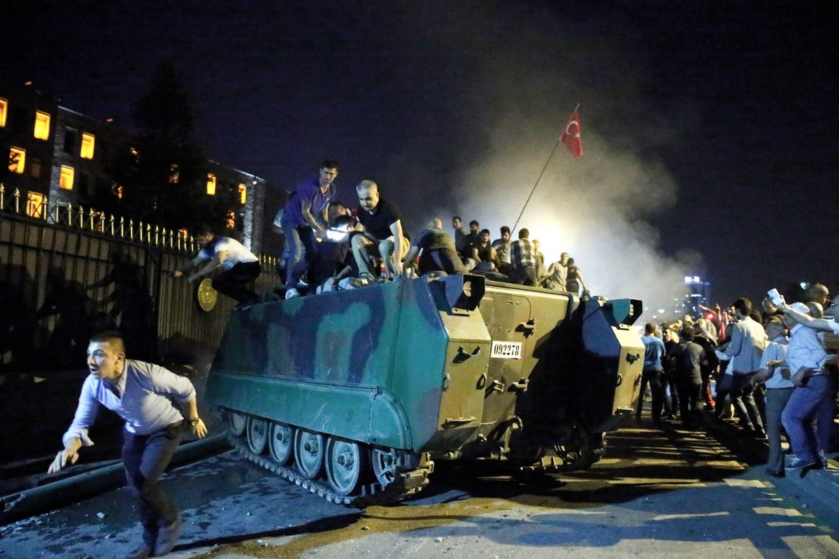 bekiservet's tweet photo. Arkasına bakmadan "Vatan!" diyenlerin destanıdır #15Temmuz...

Silahların karşısına dikilen, tanklara göğsünü siper eden millet; iradaesine pranga vurulamayacağını tüm dünyaya gösterdi; #ZaferBizim dedi.

İrade Bizim Zafer Bizim! https://t.co/Z92BFgMPHT