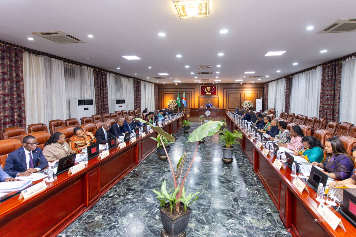 Zoom_eco's tweet photo. #RDC : Le gouvernement a tenu, ce vendredi à Kinshasa, sa 94ᵉ réunion ordinaire du Conseil des ministres, sous la présidence du président Félix Tshisekedi.

Les travaux ont notamment porté sur l’évaluation de la situation sécuritaire, sanitaire et humanitaire du pays, ainsi que sur l’examen de quatre dossiers relatifs à l’agriculture, à la sécurité alimentaire, à l’environnement et au développement durable.

    À lire sur https://t.co/x70fldwNej : les principales décisions issues de ce Conseil des ministres.