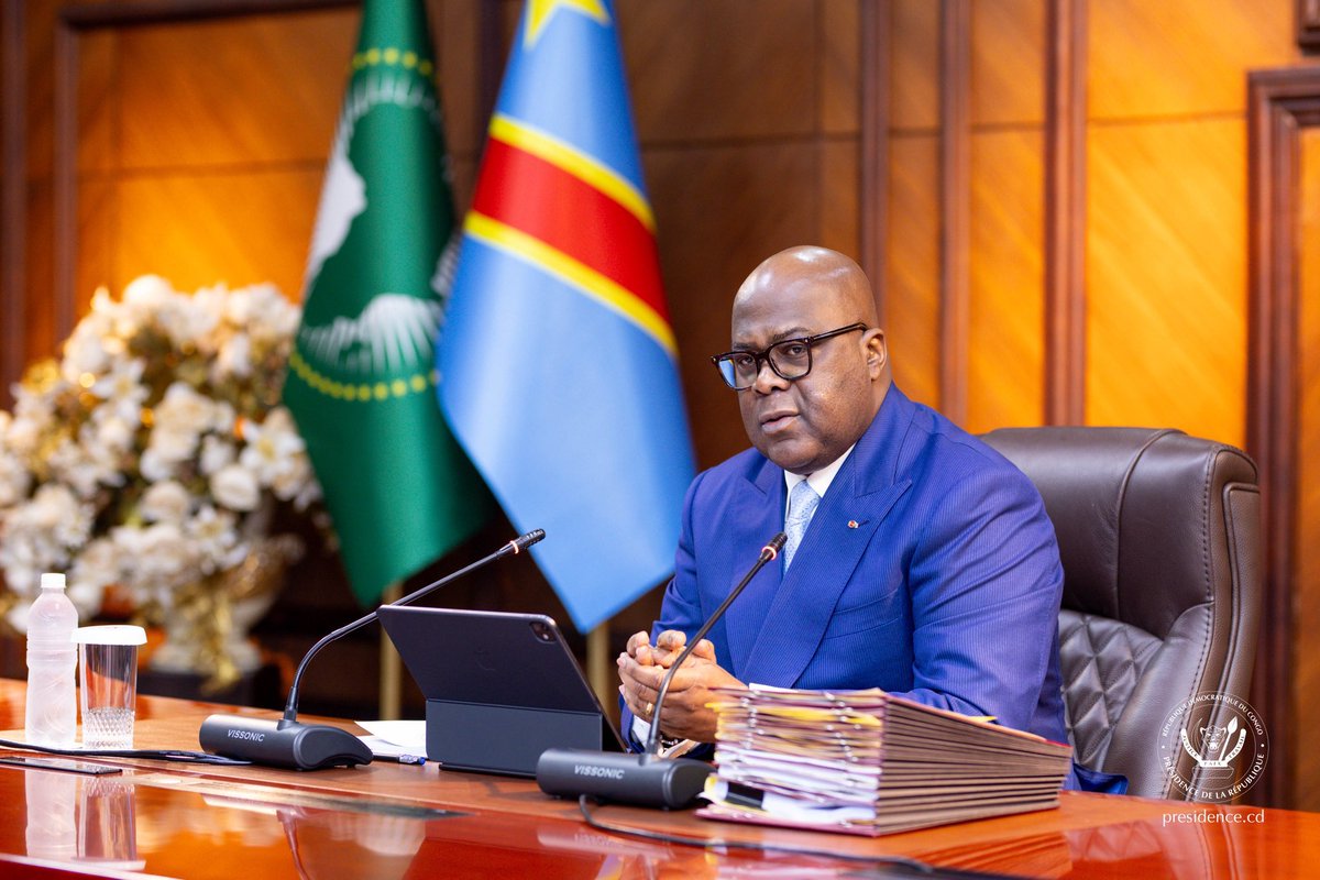 Zoom_eco's tweet photo. #RDC : Le gouvernement a tenu, ce vendredi à Kinshasa, sa 94ᵉ réunion ordinaire du Conseil des ministres, sous la présidence du président Félix Tshisekedi.

Les travaux ont notamment porté sur l’évaluation de la situation sécuritaire, sanitaire et humanitaire du pays, ainsi que sur l’examen de quatre dossiers relatifs à l’agriculture, à la sécurité alimentaire, à l’environnement et au développement durable.

    À lire sur https://t.co/x70fldwNej : les principales décisions issues de ce Conseil des ministres.