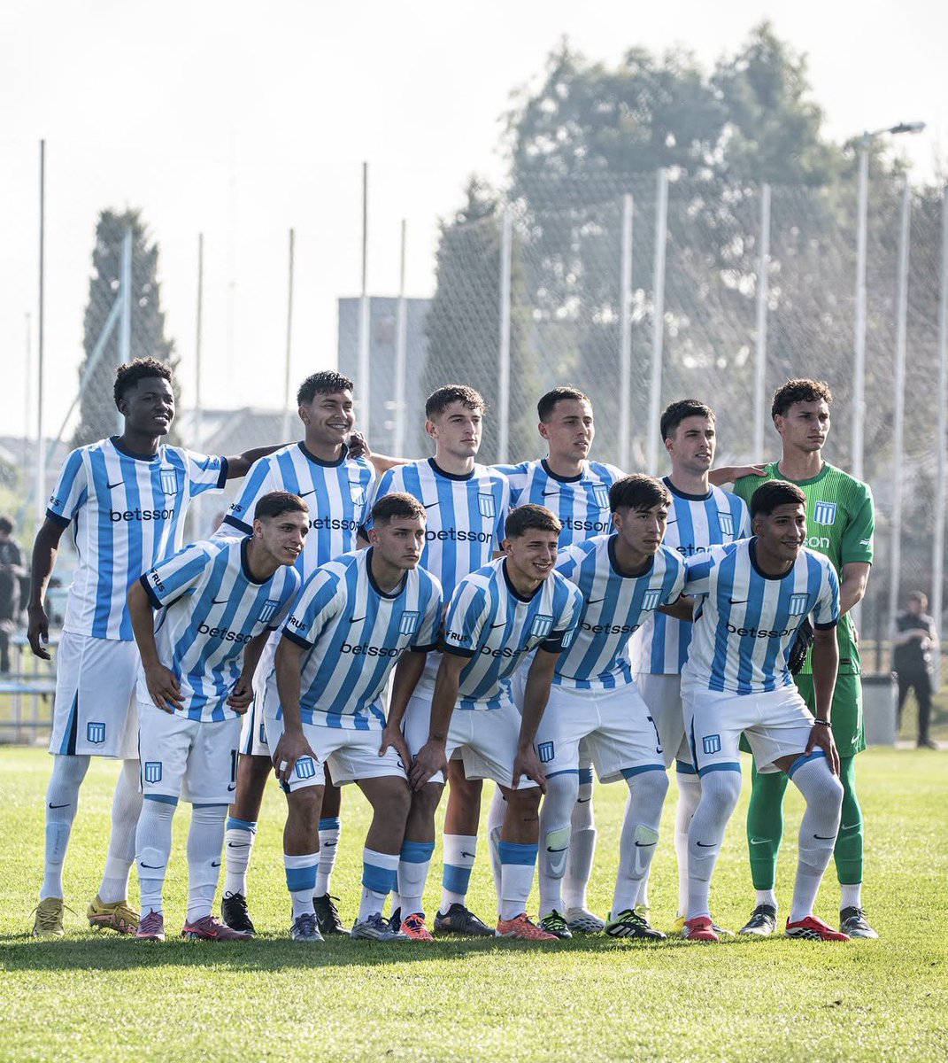 AtaqueFutbolero's tweet photo. 🏆🇦🇷 RACING LE GANÓ LA FINAL A RIVER Y ES CAMPEÓN DE RESERVA, DESPUÉS DE ¡¡63 AÑOS!! https://t.co/tq5iHSIG3R