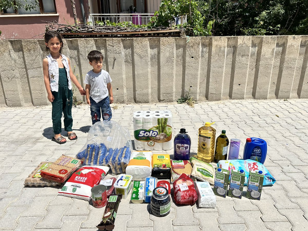 Sabribuyukdemir's tweet photo. Yetim ve dul ailelerimize gıda yardımlarımız devam ediyor . On ailemizin her birine 5500 tl lik gıda alışverişi ulaştırdık. Rabbim hayırsever kardeşlerimizden razı olsun inşaallah https://t.co/wxq454BYb6