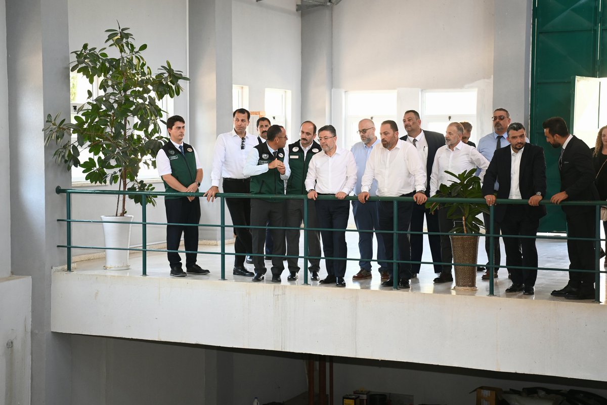 ibrahimyumakli's tweet photo. 🇹🇷 KKTC Tarım ve Doğal Kaynaklar Bakanı Sayın Hüseyin Çavuş ile birlikte Türkiye’deki Anamur Alaköprü Barajı’ndan aldığımız suyu, denizin 250 metre altından geçen 80 kilometrelik hatla kesintisiz olarak ulaştırdığımız Geçitköy'deki tesislerimizi yerinde inceledik.

💧 Yılda 75 milyon metreküp suyu içme ve sulama amaçlı olarak ulaştıran bu dev sistem, kardeşlerimizin su arz güvenliğini güvence altına alan stratejik bir altyapıdır. 

🤝 Su gibi aziz kardeşliğimizle, ortak geleceğimize yatırım yapmaya devam edeceğiz

📍 KKTC | Geçitköy