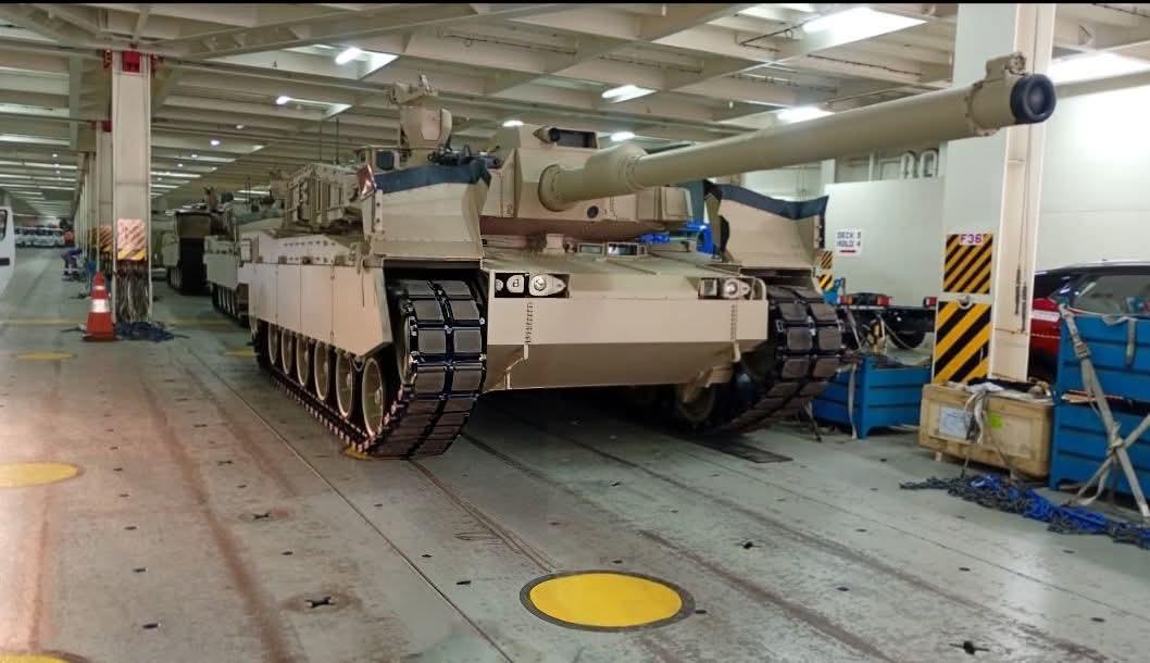 Fr4n_ng's tweet photo. Llegaron también entre 3 a 5 unidades del K2 BLACK PHANTER, lo más probable es que sean para "exhibición y desfile" que se hará el 29 de Julio en la parada, lamentablemente. https://t.co/oDuEc23kEE