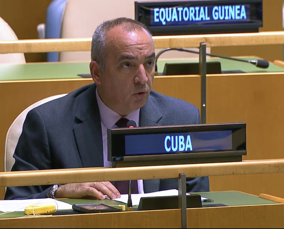 CubaMINREX's tweet photo. 🗣️Response by @SoberonGuzman, Permanent Representative of Cuba to the @UN , to the delegation of Israel during the debate “Necessity of ending the economic, commercial, and financial embargo imposed by the United States of America against Cuba”.

🔗https://t.co/tgua0GIdHO https://t.co/e69p9gNplt