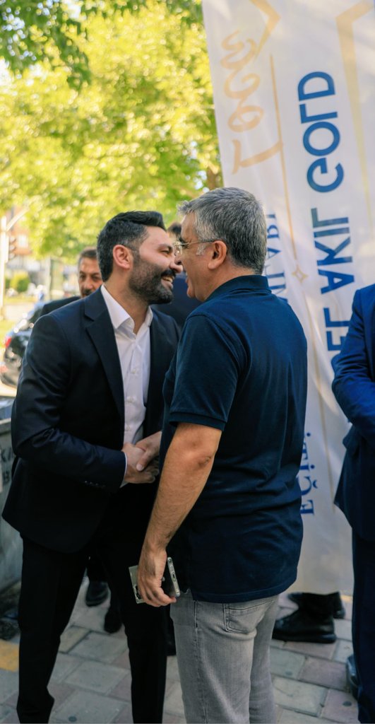 ofarukDemirkol's tweet photo. Derslerimde hep söylerim:
"Hocalık - öğrencilik 4 yıl
abilik - kardeşlik ömür boyu"

Eski öğrencim, ebedi kardeşim @bisarkamasi ile
etüd merkezinin açılışında
güzel bir anımız.
 🤗🧿👏 https://t.co/8SsyjAafeU