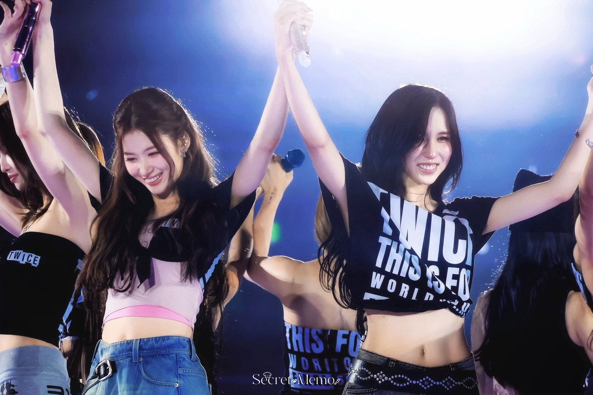 secret_memo901's tweet photo. 260710 Soeul

𝘾𝙖𝙣 𝙄 𝙜𝙤 𝙬𝙝𝙚𝙧𝙚 𝙮𝙤𝙪 𝙜𝙤 ？
𝘾𝙖𝙣 𝙬𝙚 𝙖𝙡𝙬𝙖𝙮𝙨 𝙗𝙚 𝙩𝙝𝙞𝙨 𝙘𝙡𝙤𝙨𝙚 ？

#트와이스 #TWICE #MISANA
#SANA #사나 #サナ 
#MINA #미나 #ミナ https://t.co/nPm5gtID67