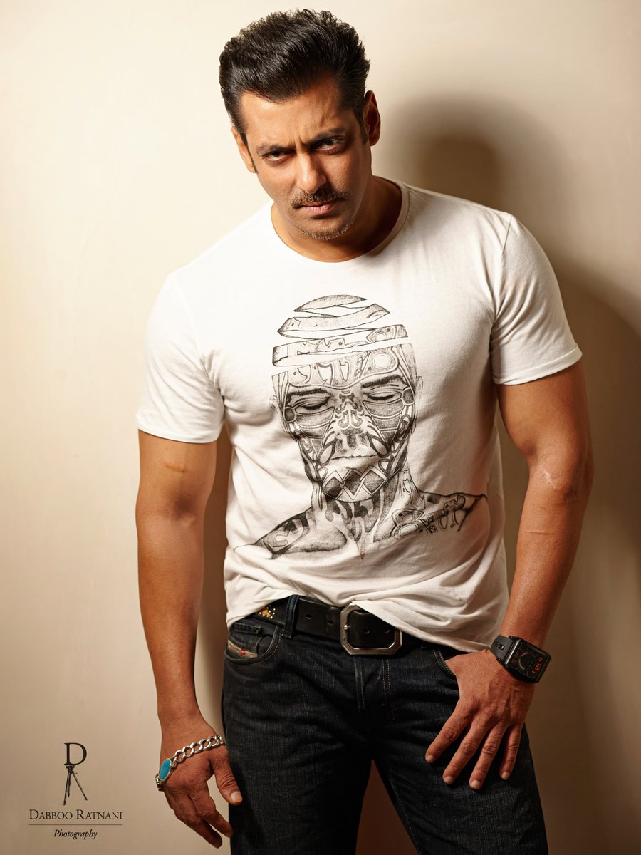 SalmanEgyptFC's tweet photo. Latest : Photographer #DabbooRatnani recently shared a post revisiting memories of a photoshoot with #SalmanKhan, stating: 

"Decades change, but the star's power remains unchanged." 😍 https://t.co/KnEzWIJmKF