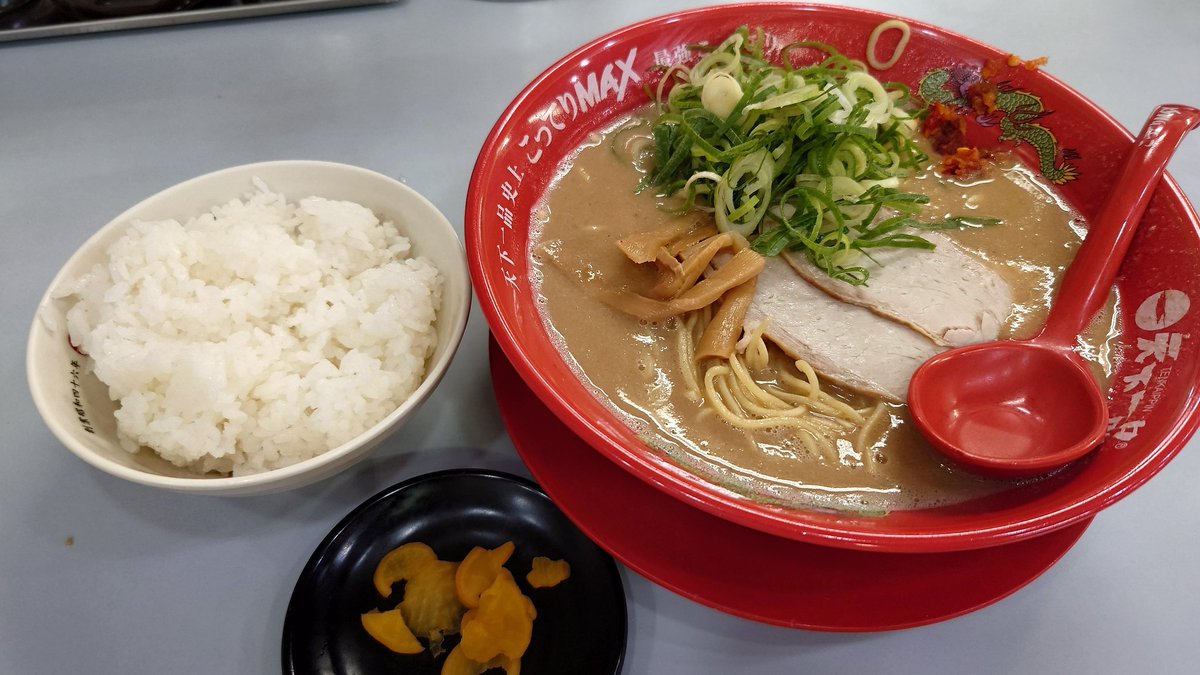 NEOSophist_VS's tweet photo. この時間の天下一品。

カウンターに着席して「MAXの大、粉落としで」ってオーダーしたら、
隣のヤンキーっぽい兄ちゃんが
「その“MAXの大”ってオーダーって、何すか…？」
って聞いてきてくれたので、しっかりとこってりMAXを布教してきた。 https://t.co/Ao1wFOBHl8