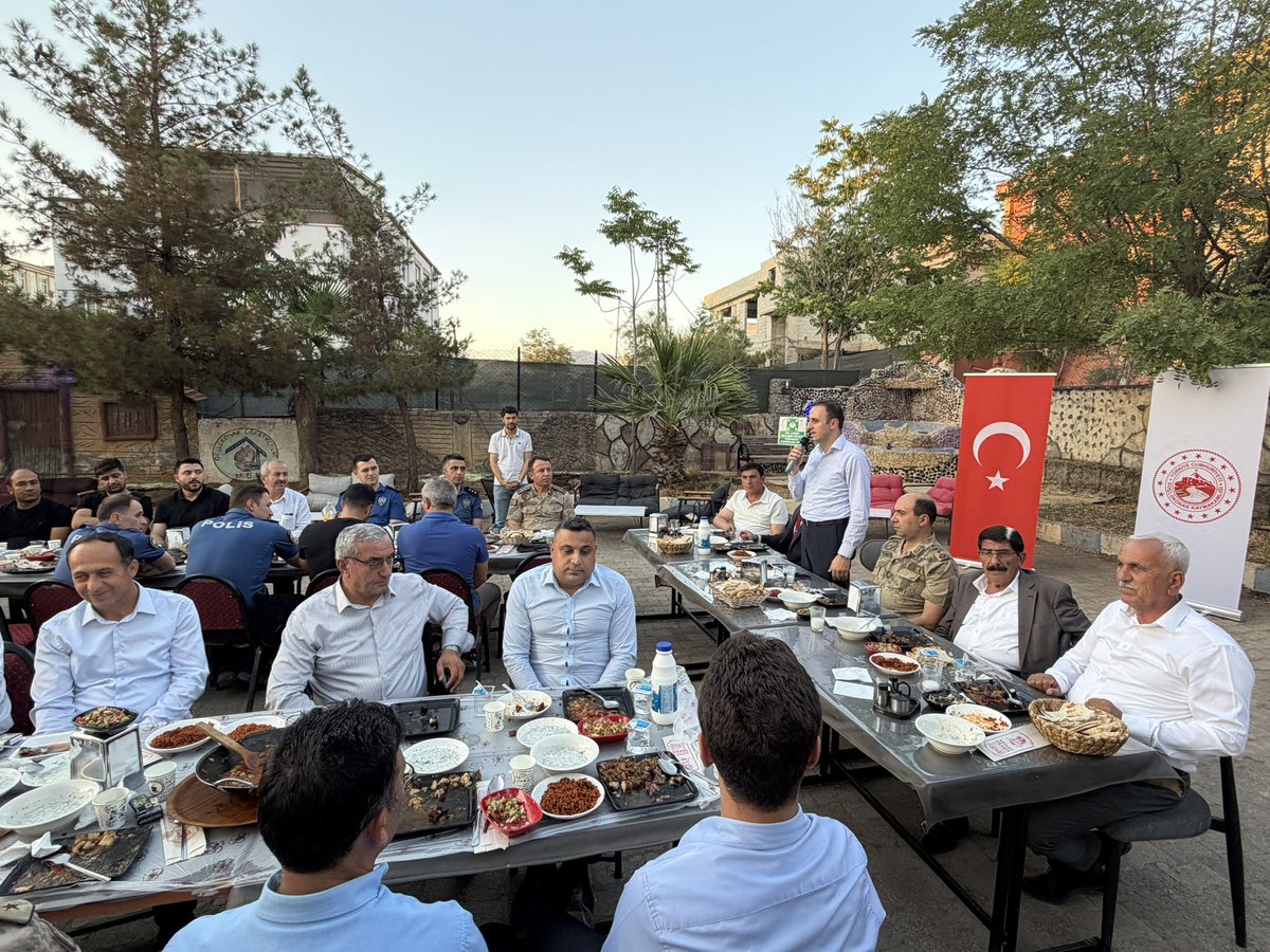 tc_guclukonak's tweet photo. Sayın Kaymakamımız Semih MEMİŞ, tayinleri nedeniyle ilimizden ayrılacak olan kurum amirleri onuruna düzenlenen veda yemeği programına katıldı.

Program kapsamında, ilimize ve ilçemize sunmuş oldukları özverili hizmetlerden dolayı kurum amirlerine Başarı Belgesi takdim edilerek teşekkür edildi.

Sayın Kaymakamımız, kurum amirlerine bugüne kadar yapmış oldukları değerli hizmetler için teşekkür ederek, yeni görev yerlerinde sağlık, mutluluk ve başarılar diledi.