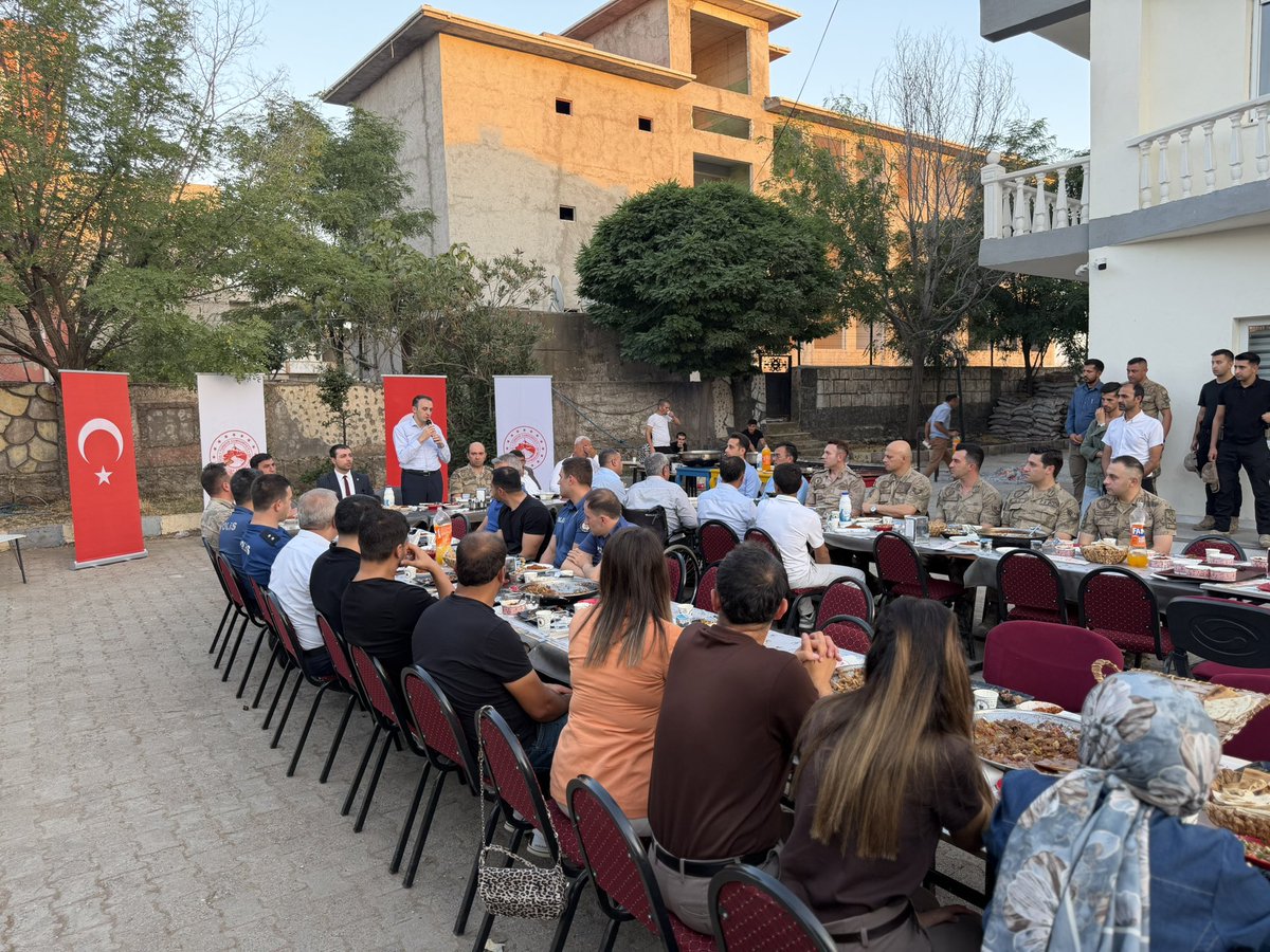 tc_guclukonak's tweet photo. Sayın Kaymakamımız Semih MEMİŞ, tayinleri nedeniyle ilimizden ayrılacak olan kurum amirleri onuruna düzenlenen veda yemeği programına katıldı.

Program kapsamında, ilimize ve ilçemize sunmuş oldukları özverili hizmetlerden dolayı kurum amirlerine Başarı Belgesi takdim edilerek teşekkür edildi.

Sayın Kaymakamımız, kurum amirlerine bugüne kadar yapmış oldukları değerli hizmetler için teşekkür ederek, yeni görev yerlerinde sağlık, mutluluk ve başarılar diledi.