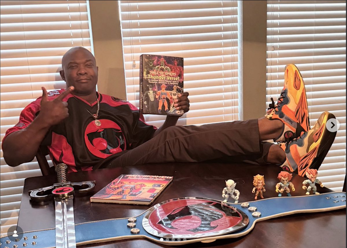 ThundercatsToys's tweet photo. The Standard of Excellence Shelton Benjamin (@Sheltyb803 ) is the biggest #ThunderCats fan in all of pro wrestling.

Read his exclusive  interview on pages 469-470 of Hall of Omens: Thunder-Verse.

Pre-Order the 2nd Printing
https://t.co/GBND96It2z https://t.co/SH72YDTpHn