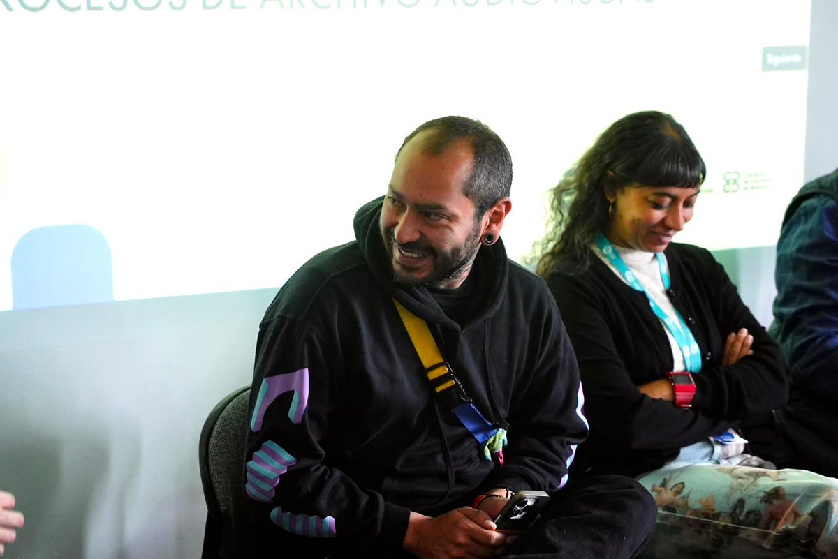 BAM_Bogota's tweet photo. «Es una herramienta que no reemplazará la creatividad, porque siempre es la persona la que está ordenando. La IA no podrá hacer un contenido profundo, como una novela o una película», concluyó Felipe Colmenares, Director de @SenalMemoria sobre el rol humano ante la IA. https://t.co/VFBIBiHQcK