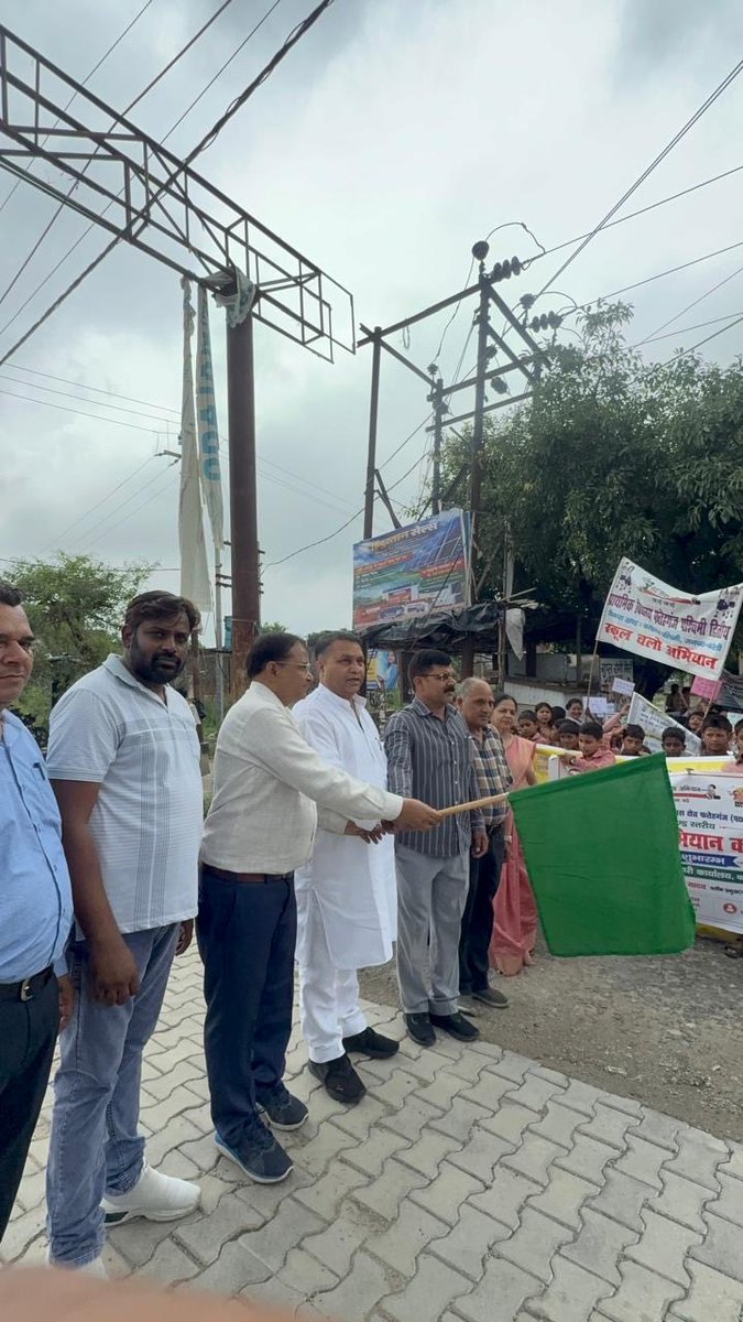 BSABareilly's tweet photo. आज दिनांक 10-07-2026 को  विकास खण्ड *फतेहगंज पश्चिमी में 'स्कूल चलो अभियान' रैली:* का आयोजन किया गया। रैली का शुभारंभ ब्लॉक प्रमुख श्रीमती किरण यादव के प्रतिनिधि समाजसेवी श्री सतेंद्र सिंह यादव जी एवं ए डी ओ पंचायत श्री लोकमान सिंह द्वारा किया गया।@CdoBareilly @basicshiksha_up https://t.co/Az69cd9Y3z