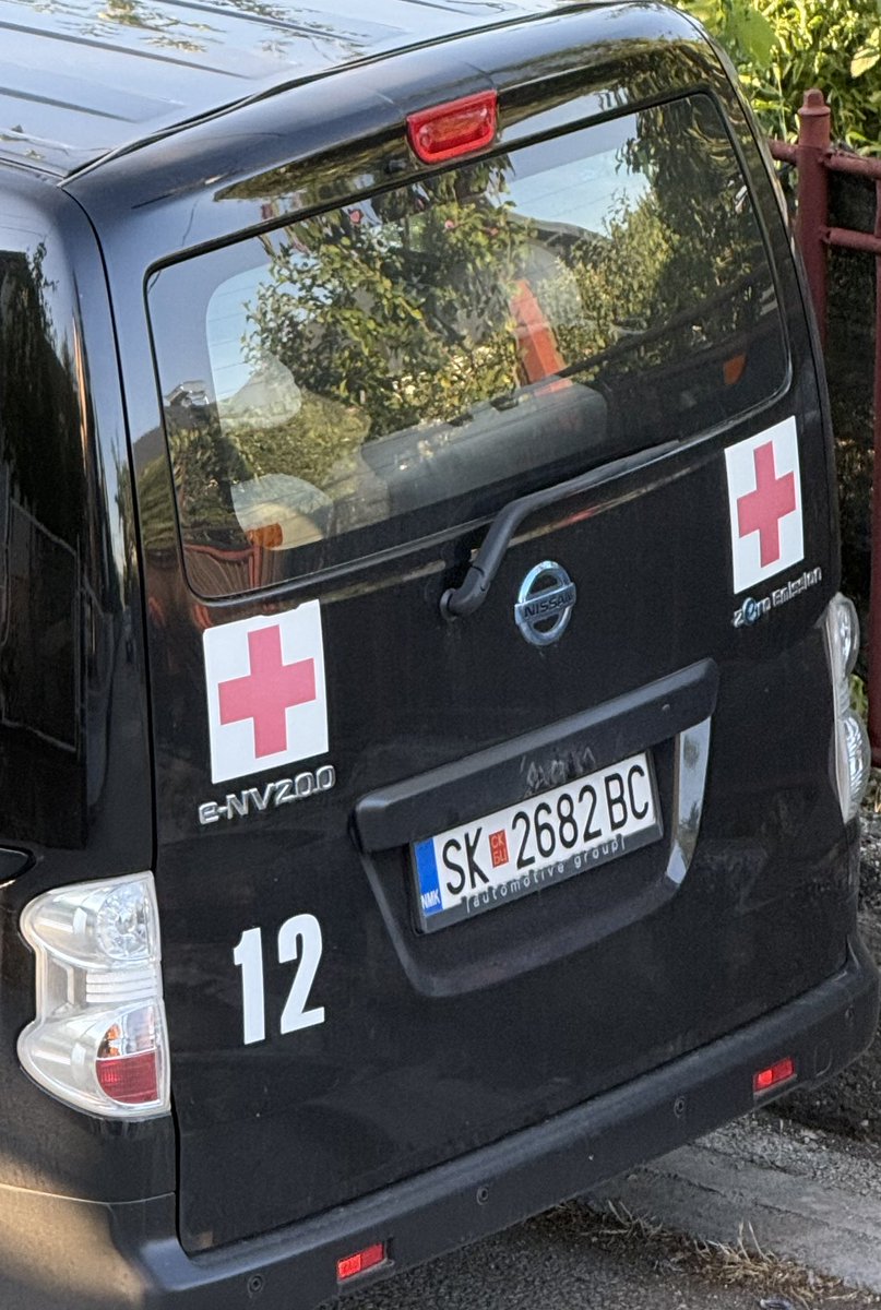 iman_kaya1's tweet photo. @SkopjeRedCross da ve zamolime so nepropisno parkiranje vozilovo da ne blokirate vlezovi i izlezi od kuki i garazi kako i parking mesta na meshtanite! https://t.co/Ss6VABV1Mj