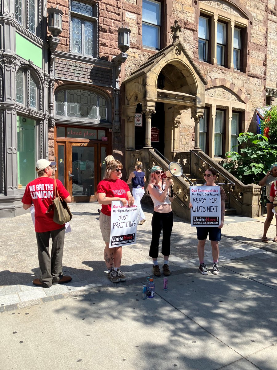 nejbUNITEHERE's tweet photo. Baristas at @blankstreet locations in Boston held a "practice picket" yesterday to show the company that they're prepared to stick together to win a fair contract! #1u #strongcoffeestrongunion https://t.co/r9dFQ8Iwxz