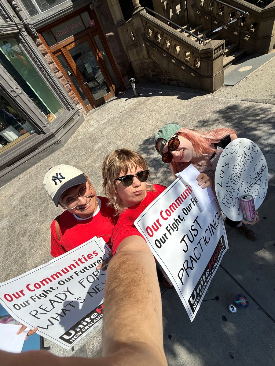 nejbUNITEHERE's tweet photo. Baristas at @blankstreet locations in Boston held a "practice picket" yesterday to show the company that they're prepared to stick together to win a fair contract! #1u #strongcoffeestrongunion https://t.co/r9dFQ8Iwxz