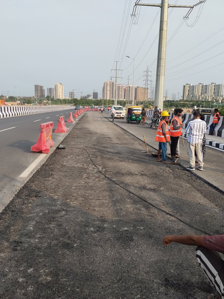 manishsmooth's tweet photo. निर्माण कार्य की गुणवत्ता पर किरकिरी होने के बाद @dfccil_india @dfccilinfo द्वारा ग्रेटर नोएडा के 130m रोड पर UPSIDC साइट C के पास बने रेल ओवर ब्रिज (फ्लाई ओवर) पर सड़क के खराब पैच को पूरी तरह उखाड़ कर फिर से बनाए जाने का कार्य प्रगति पर है। @RailMinIndia @AshwiniVaishnaw @PMOIndia @narendramodi @myogiadityanath @myogioffice @CMOfficeUP