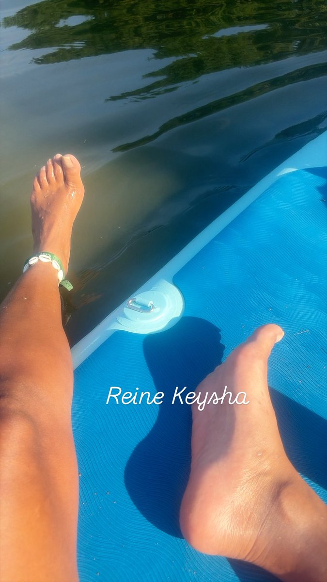 DominaKey93332's tweet photo. Je veux des soumis bien chien obéissant à mes pieds ! https://t.co/e0XWgx3rEE