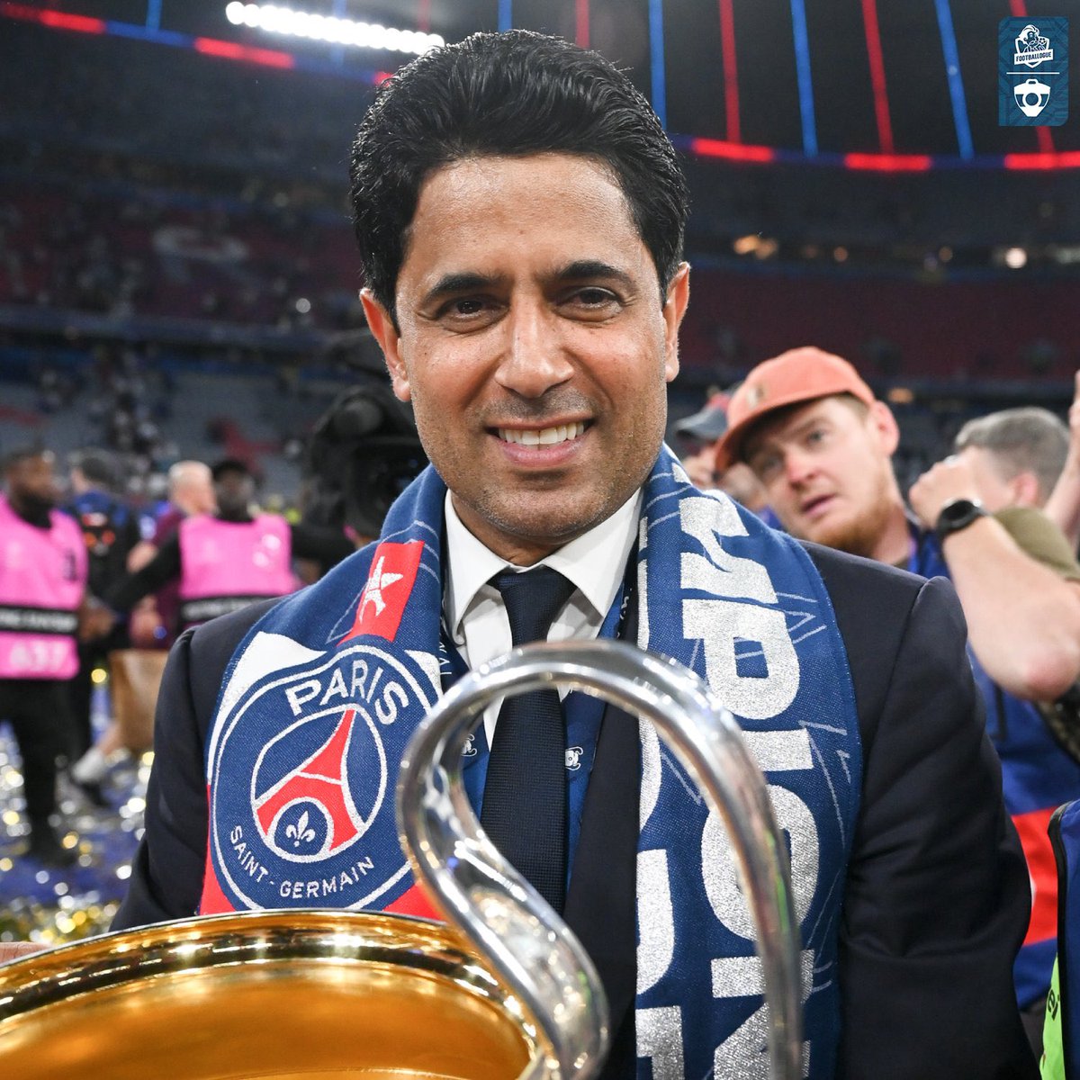 Footballogue's tweet photo. 𝗖𝗢𝗨𝗣 𝗗𝗘 𝗧𝗢𝗡𝗡𝗘𝗥𝗥𝗘 𝗣𝗢𝗨𝗥 𝗡𝗔𝗦𝗦𝗘𝗥 𝗔𝗟-𝗞𝗛𝗘𝗟𝗔𝗜̈𝗙𝗜 ? 😳😳

La future loi sur le sport professionnel pourrait écarter le président du PSG des futures instances dirigeantes du football français.

En cause : les nouvelles règles destinées à prévenir les conflits d’intérêts. Avec ses multiples casquettes (PSG, beIN Sports, ECA, UEFA), Nasser Al-Khelaïfi ne pourrait plus siéger dans la gouvernance du football français si le texte est définitivement adopté.

(L’Equipe)